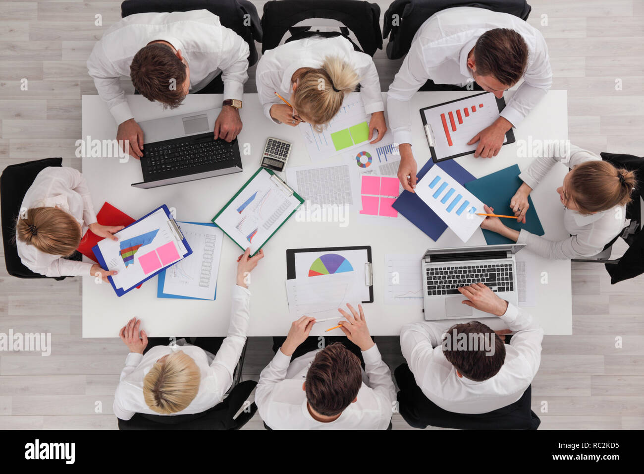 Geschäft Leute treffen im Büro der Ansicht von oben, weiße Arbeiter diskutieren Dokumente mit Grafiken und mit Laptop Stockfoto