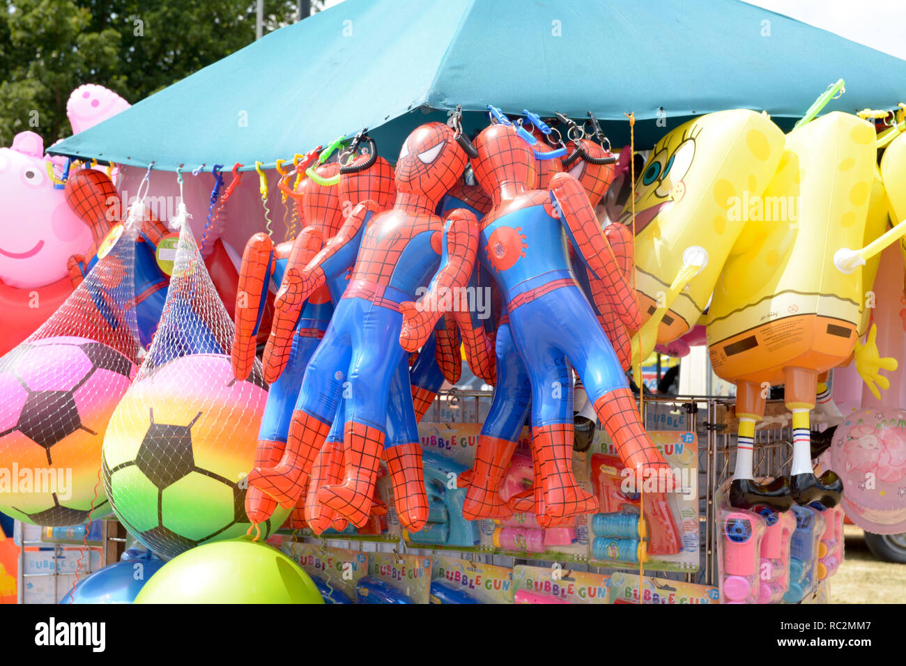 Kunststoff aufblasbare Spielzeuge für Verkauf an bei festival Abschaltdruck Stockfoto