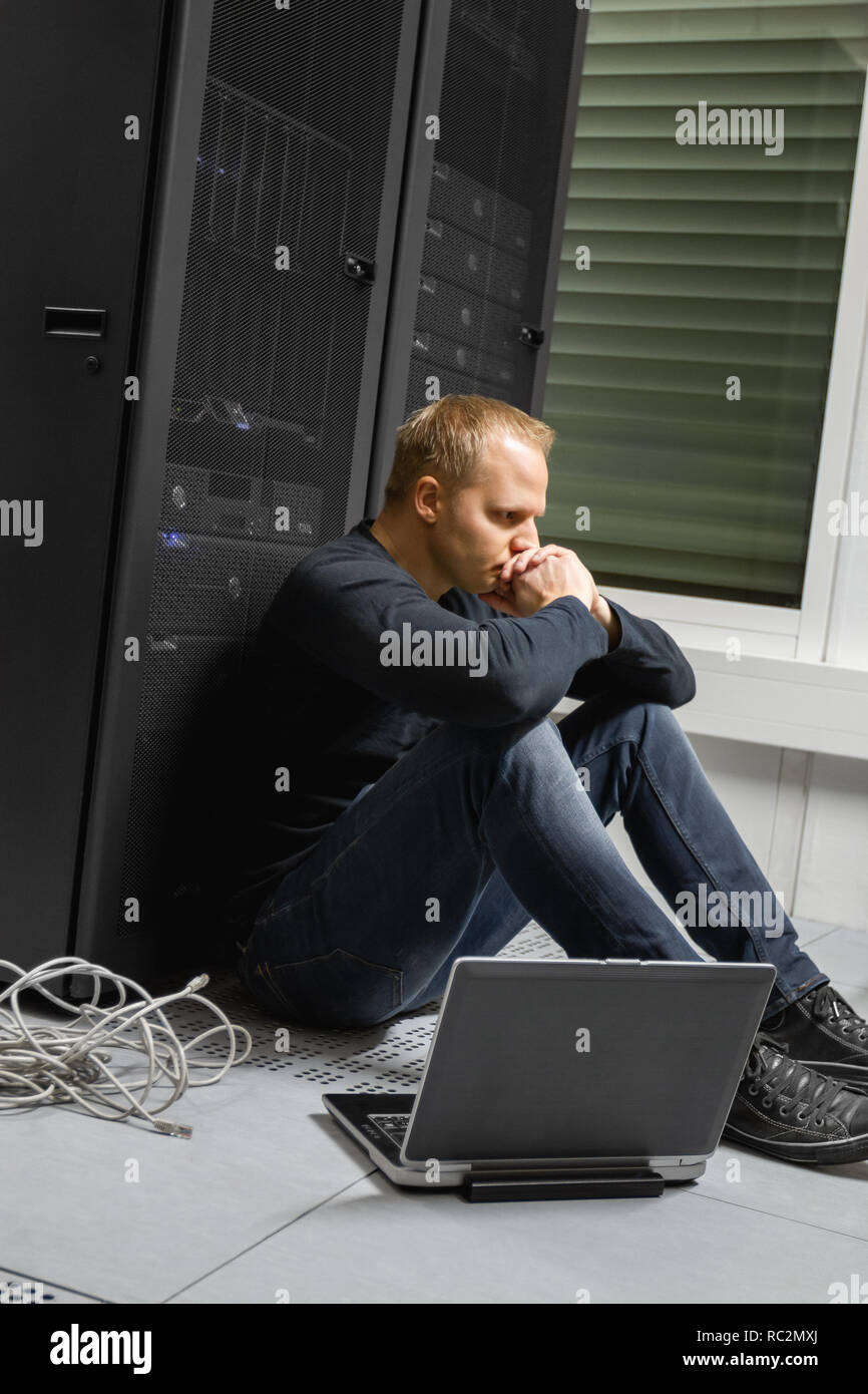 Erschöpft Mitte nach IT-Berater gegen Server im Rechenzentrum Stockfoto