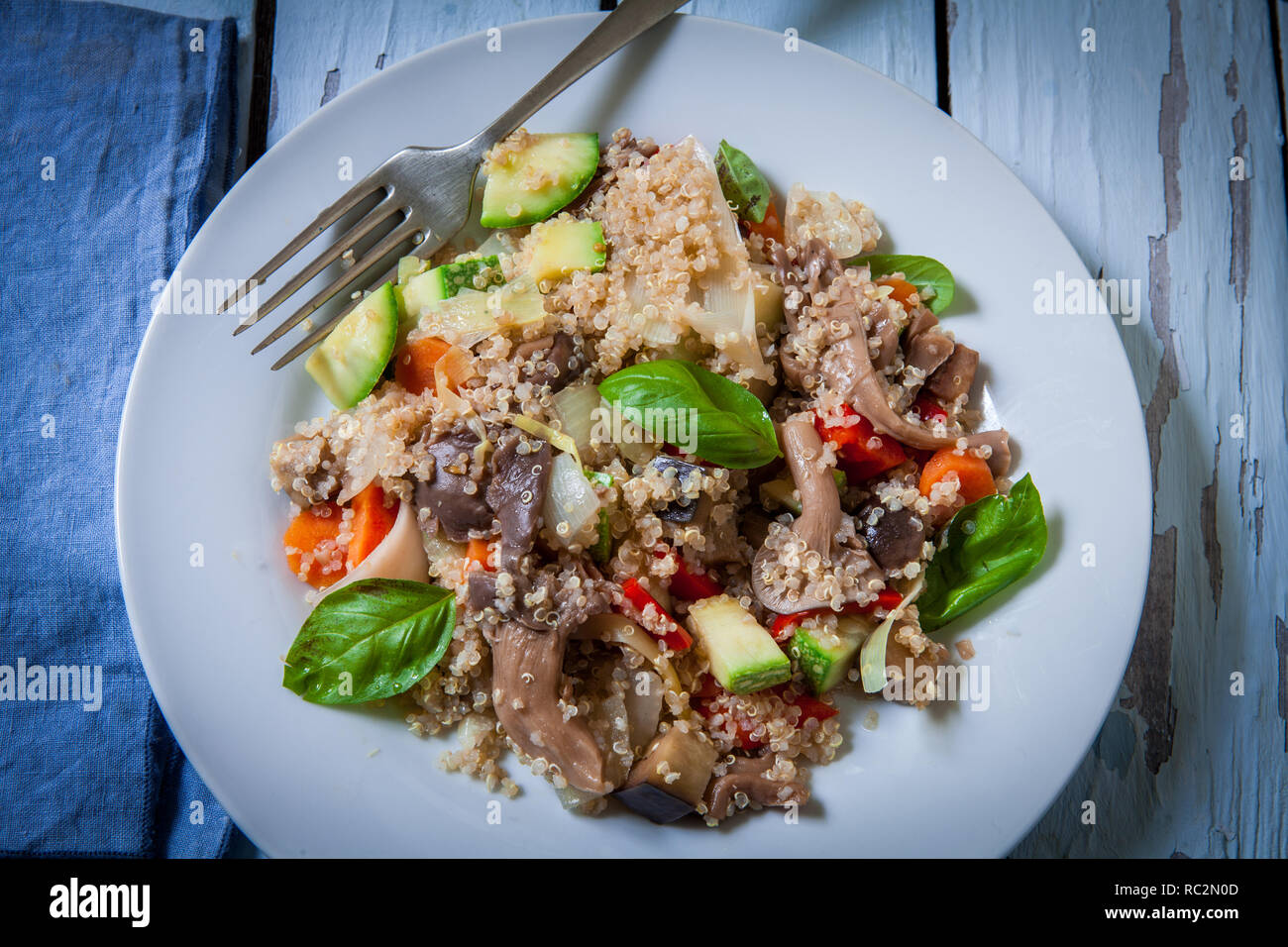 Hot Wok mit Quinoa und mischen Sie frisches Gemüse Stockfoto