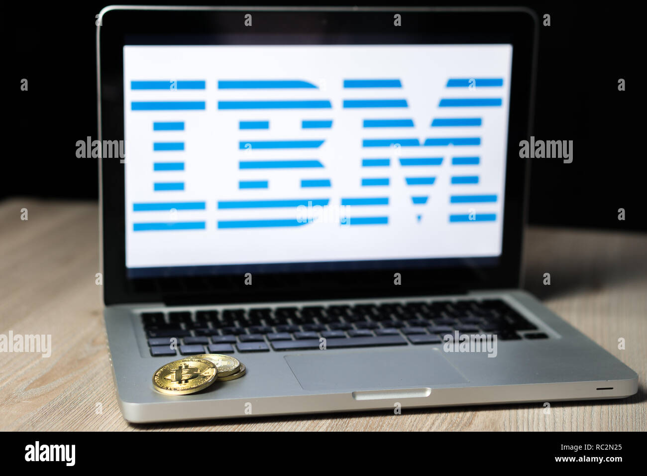Bitcoin Münze mit dem IBM-Logo auf einem Laptop Bildschirm, Slowenien - Dezember 23th, 2018 Stockfoto