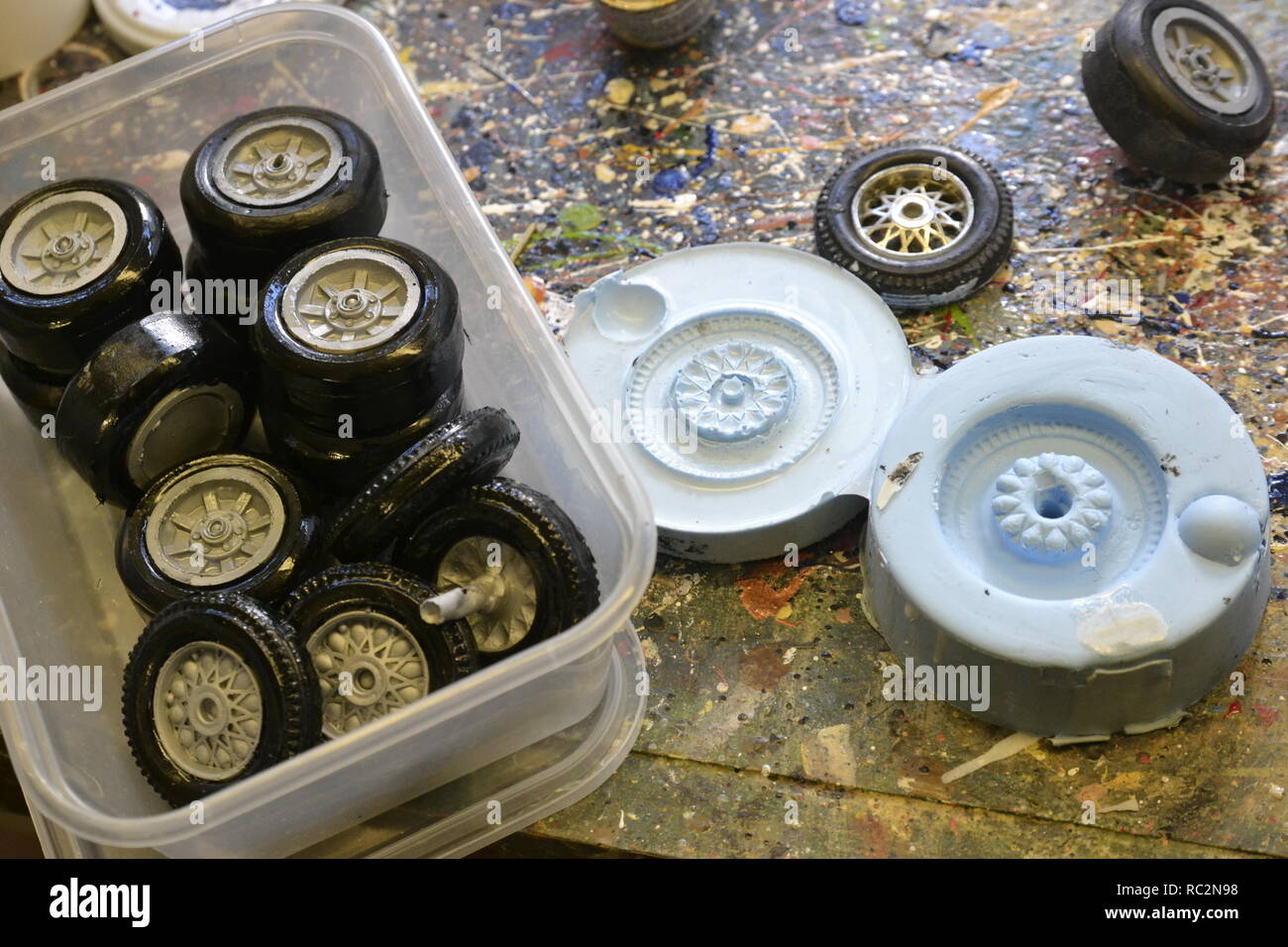 Hinter den Kulissen, die Räder für Miniaturfahrzeuge anbauen, im Bekonscot Model Village, Beaconsfield, Buckinghamshire, Großbritannien Stockfoto