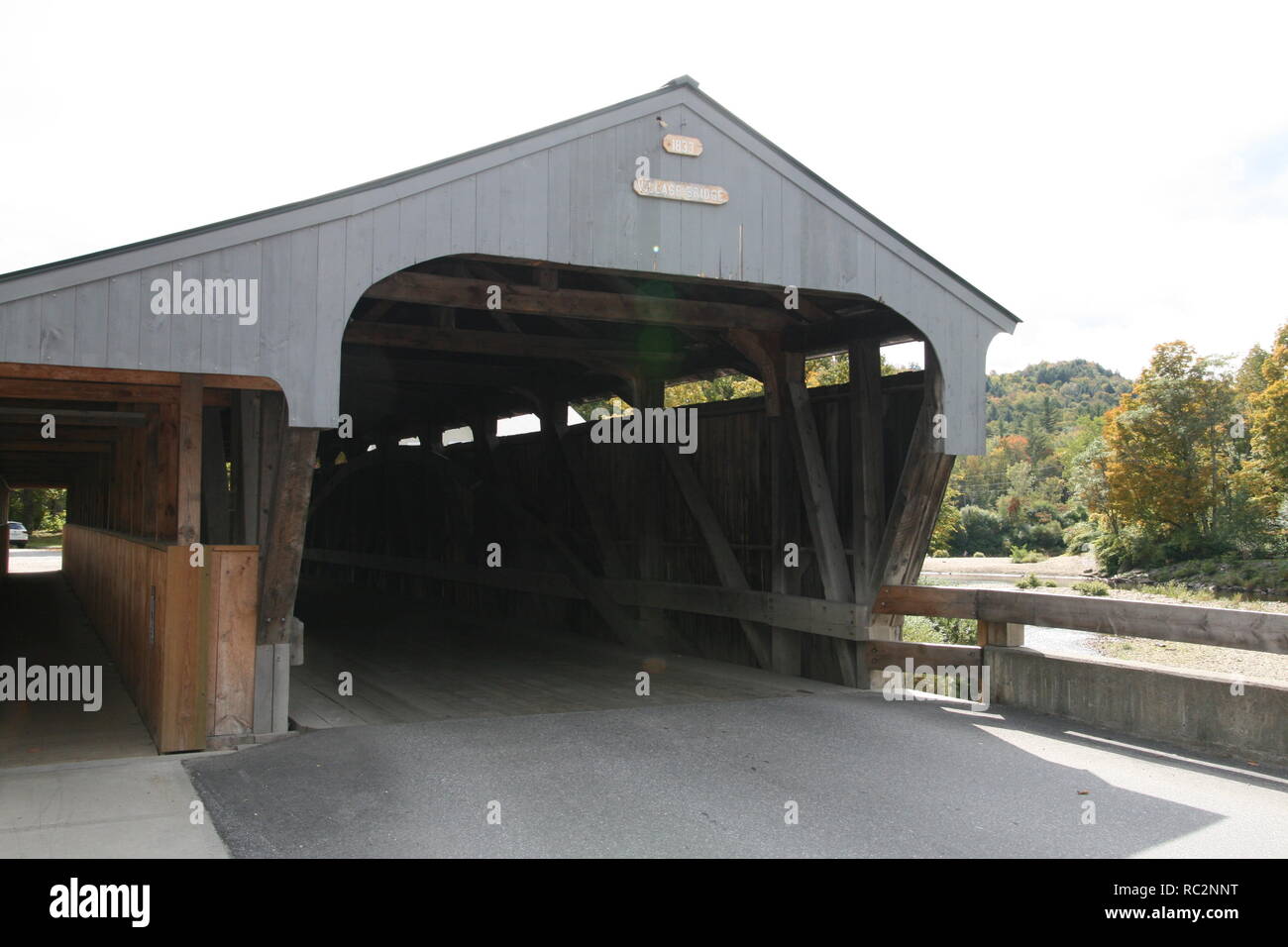 Waitsfield Covered Bridge (aka Eddy Covered Bridge), die Mad River Crossing in Waitsfield, Vermont. Übersicht Portal & Burr Truss Stil gebaut. Stockfoto