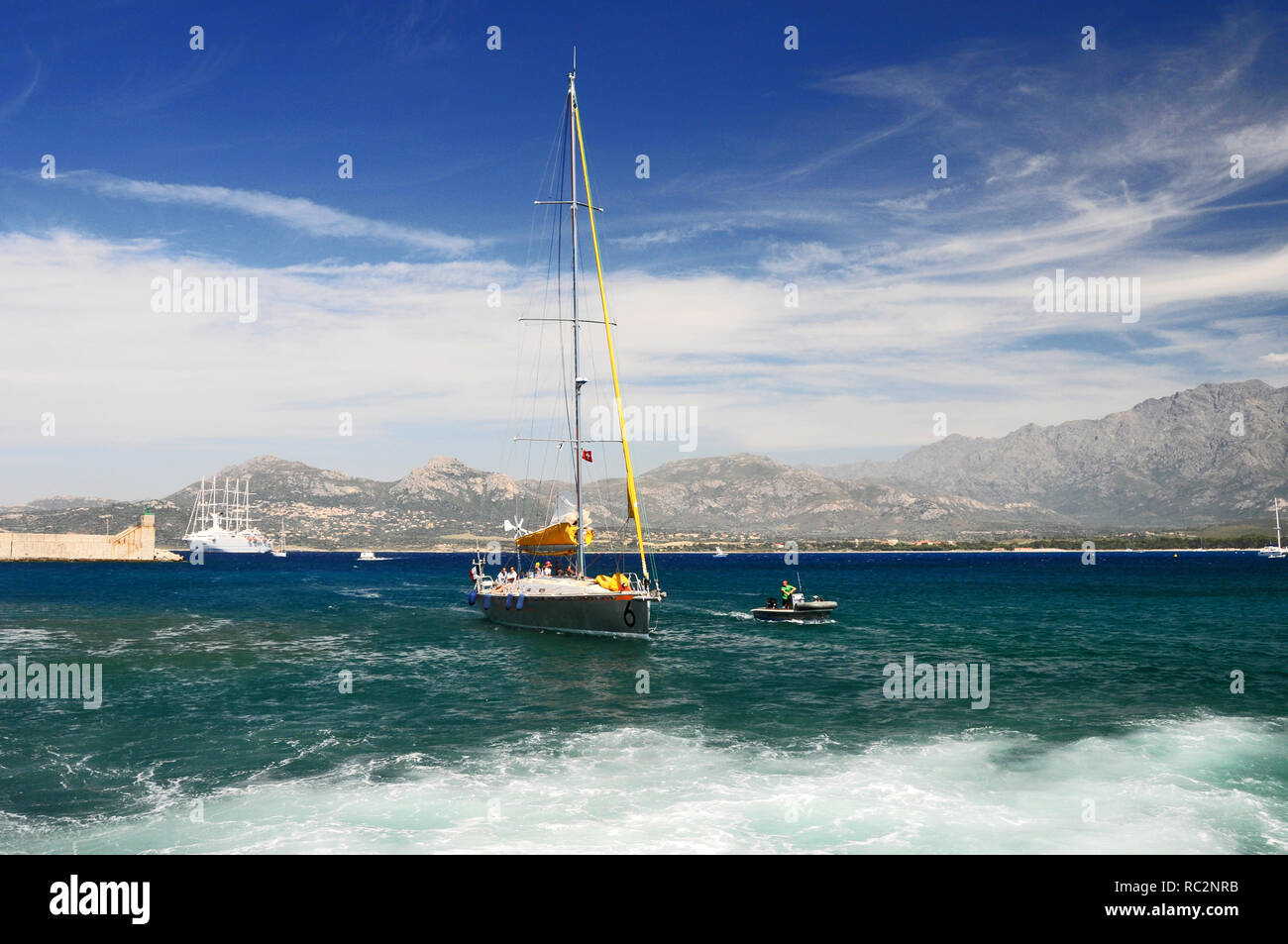 Um Korsika - eine Yacht, in die Marina in Calvi begleitet. Stockfoto