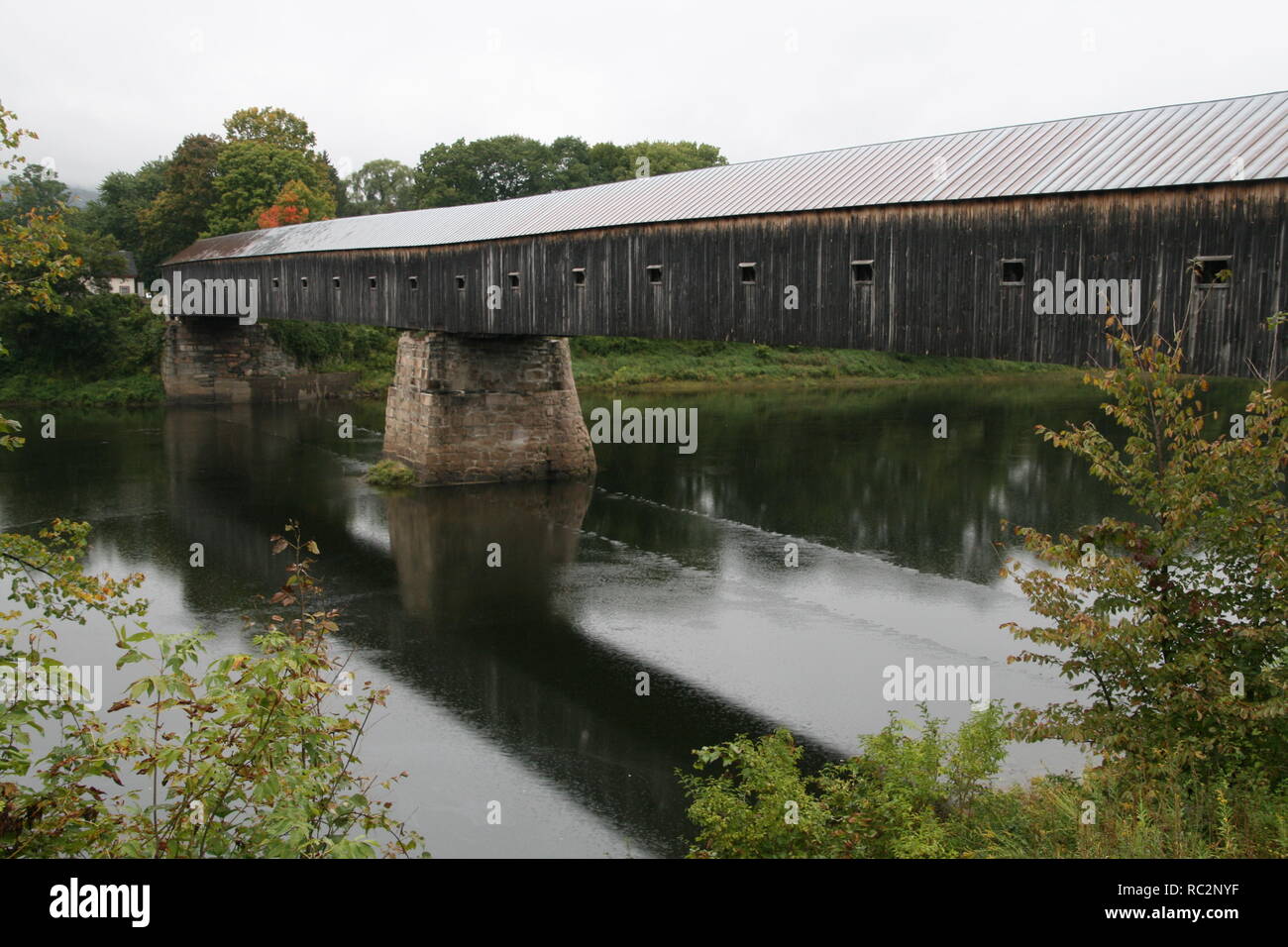 Blick auf die Altstadt von Cornwall Windsor Covered Bridge, die Verknüpfung von New Hampshire und Vermont. Übersicht bridge Design und Span über mächtige Connecticut River Stockfoto