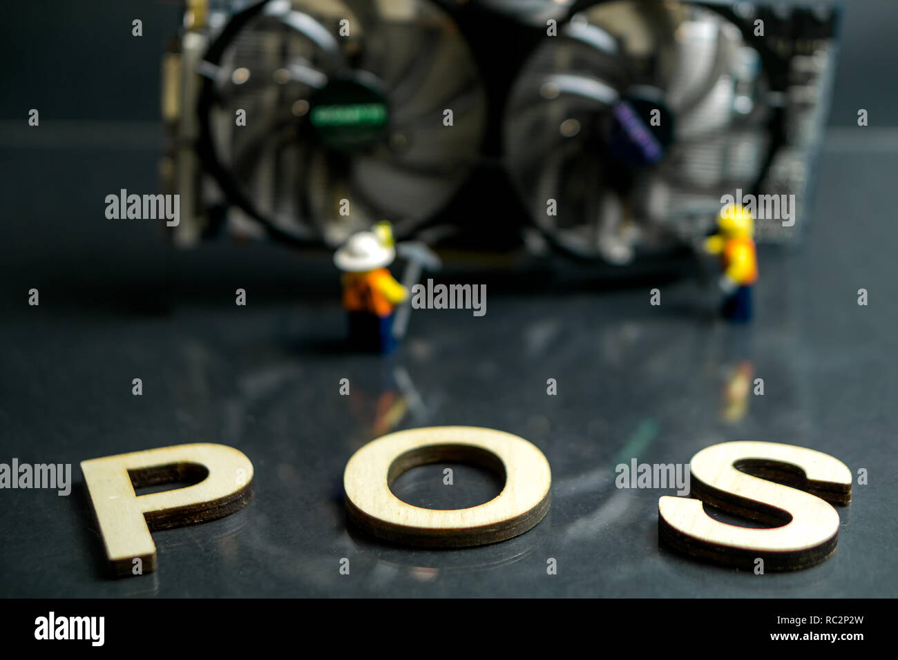 Des astraleums Cryptocurrency Umschalten von POW, GPU Bergbau, POS, POS-Schild mit Grafikkarte und Figuren im Hintergrund Stockfoto