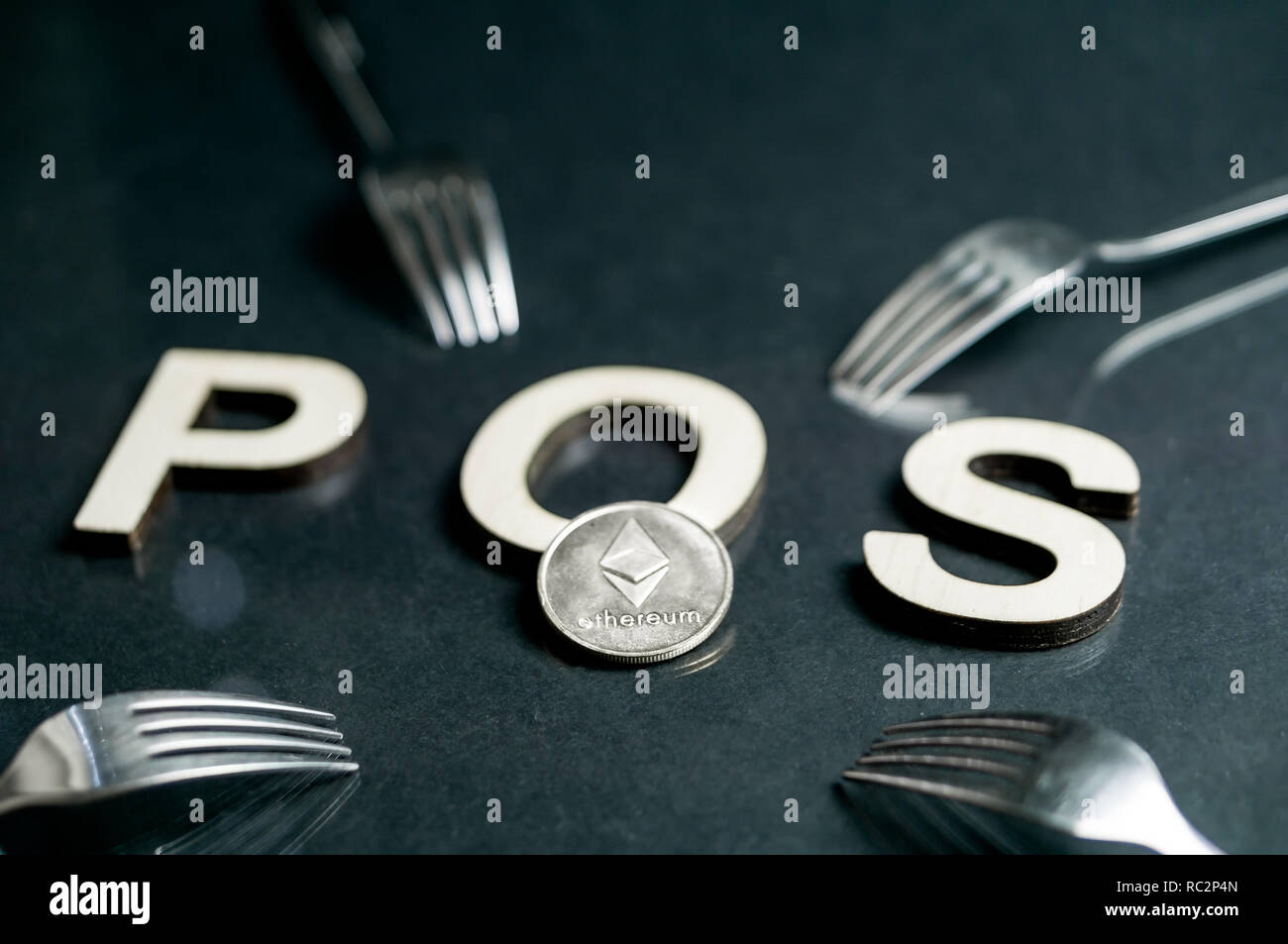 Des astraleums Cryptocurrency Umschalten von POW, GPU Bergbau zu POS-Konzept mit Gabeln um POS-Zeichen Stockfoto