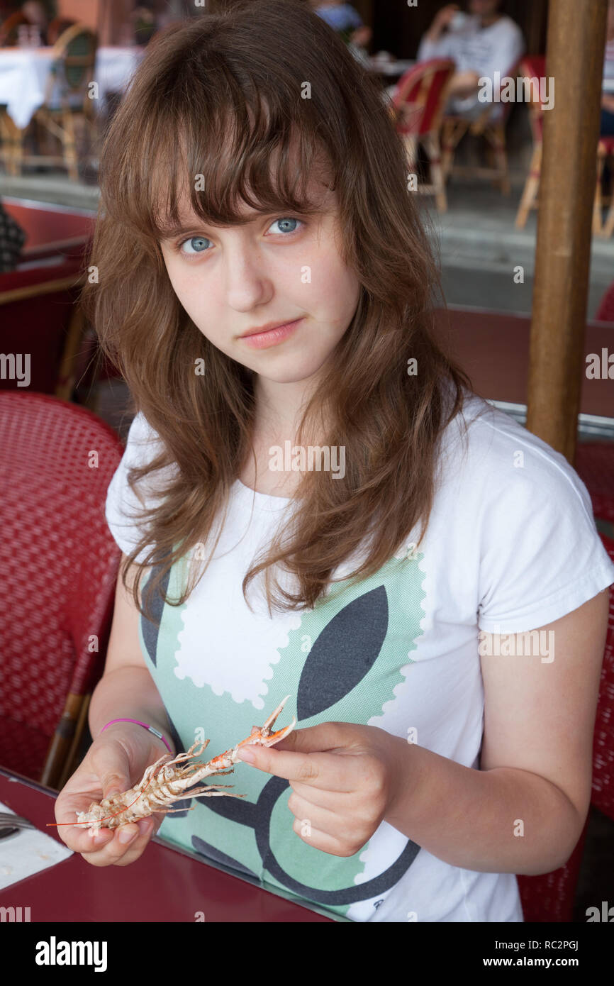 Mädchen im Cafe, Honfleur, Frankreich. Stockfoto