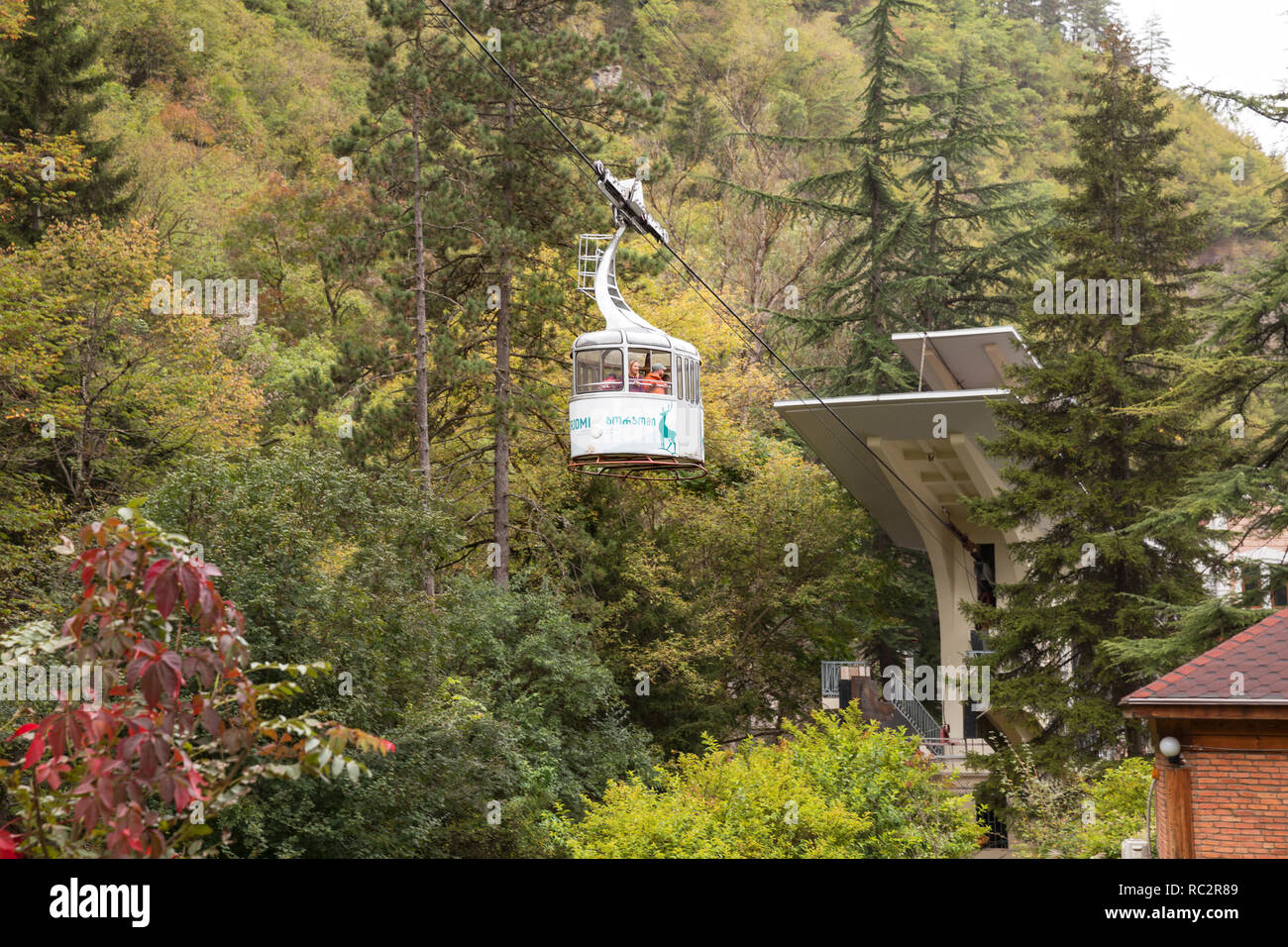 BORJOMI, Georgien - 26. SEPTEMBER 2018: Seilbahn in Resort Park von Borjomi. Menschen Aufstieg auf den Gipfel des Berges in der Gondel Stockfoto