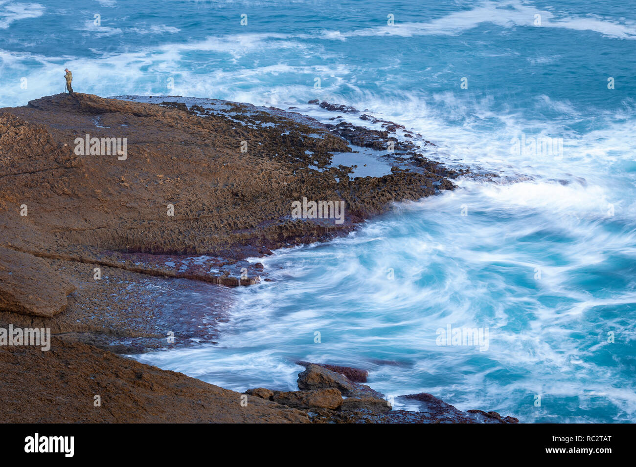 Ein Fischer im Kampf mit dem Kantabrischen Meer in Santander Stockfoto