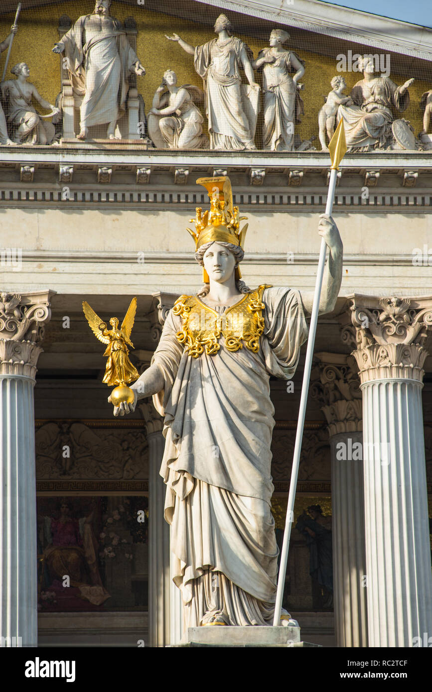 Pallas Athene statue am Parlament, Wien, Österreich. Stockfoto