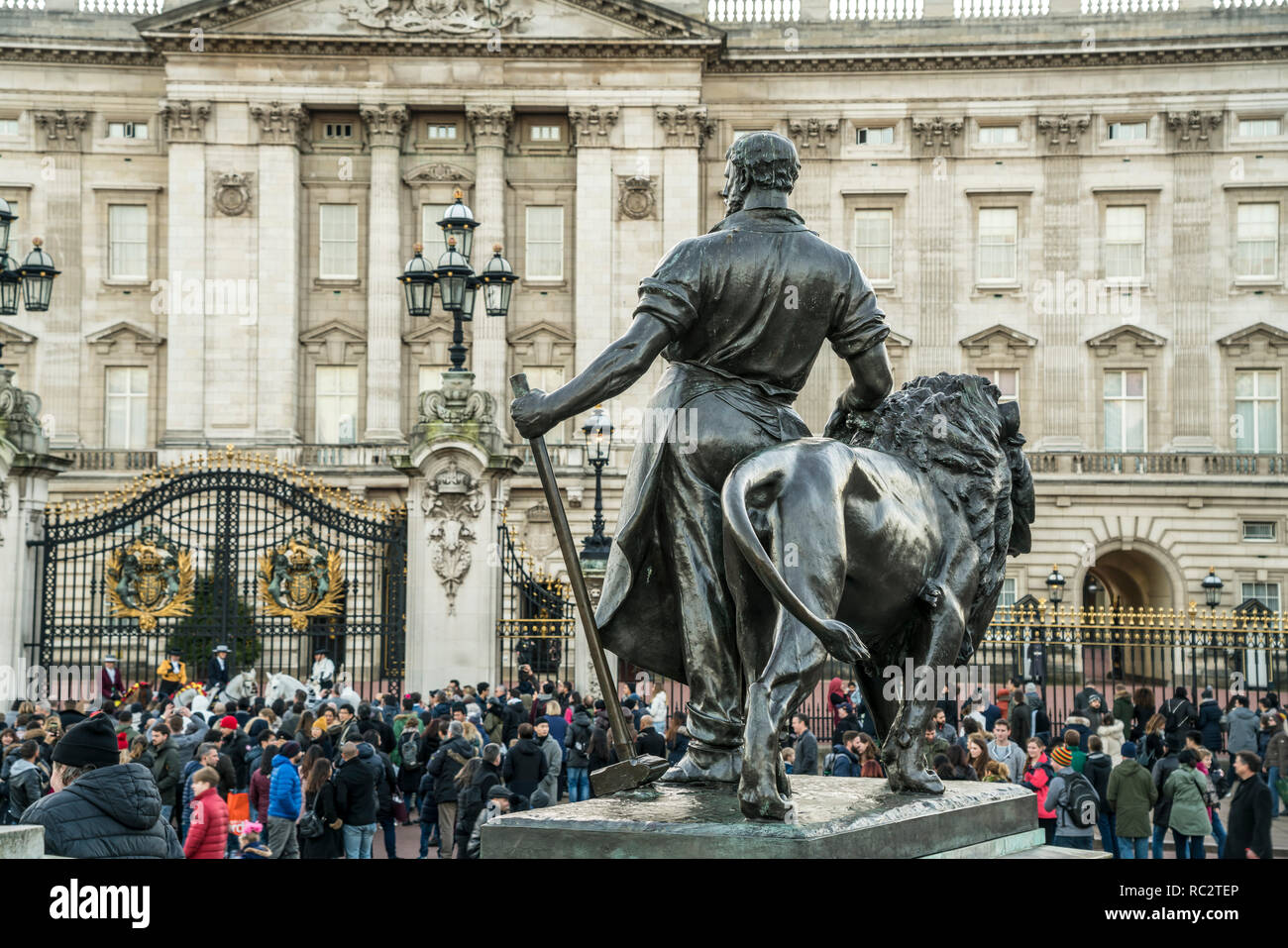 Statue des Queen Victoria Memorial vor dem Buckingham Palace, London, Vereinigtes Königreich Großbritannien, Europa | Statue der Königin Victoria Mich Stockfoto