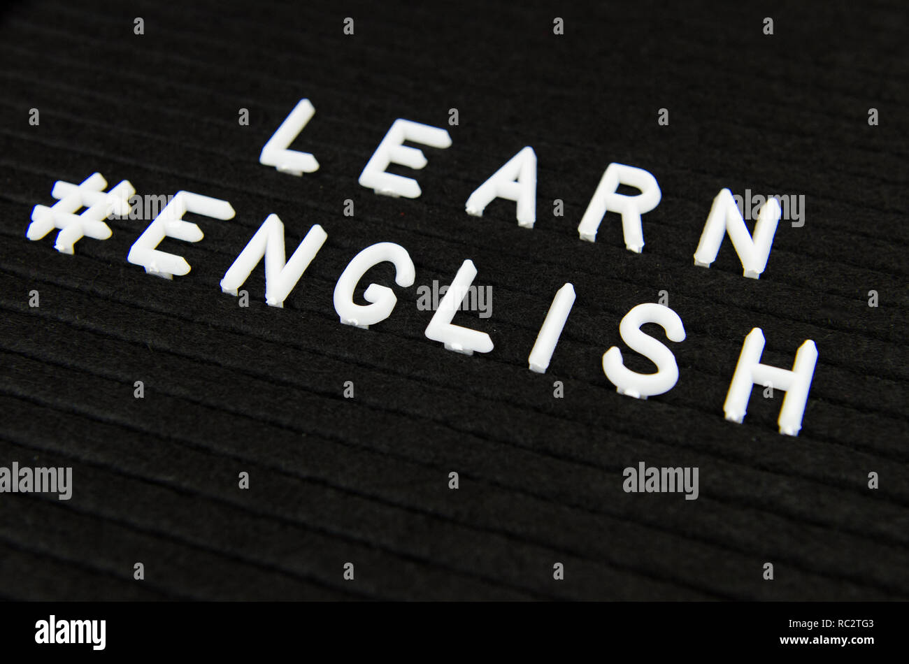 Sprachen Zeichen auf schwarzem Hintergrund Lernen Stockfoto