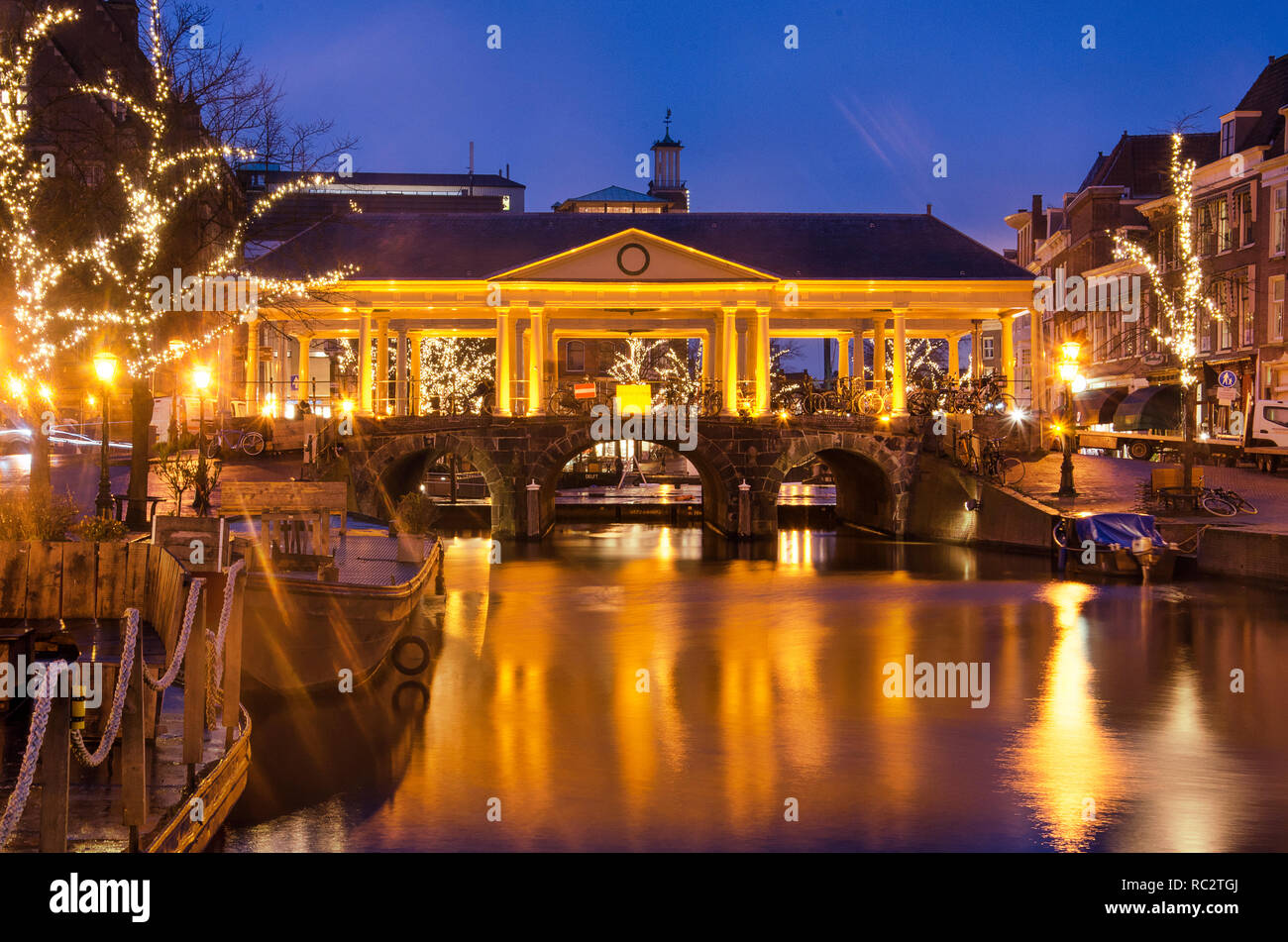 Leiden, Niederlande, 7. Januar 2019: Die Corn Exchange Bridge (Koornbrug) mit seinen neo-klassizistischen Dach spiegelt sich im Wasser der Neuen Rhein dur Stockfoto