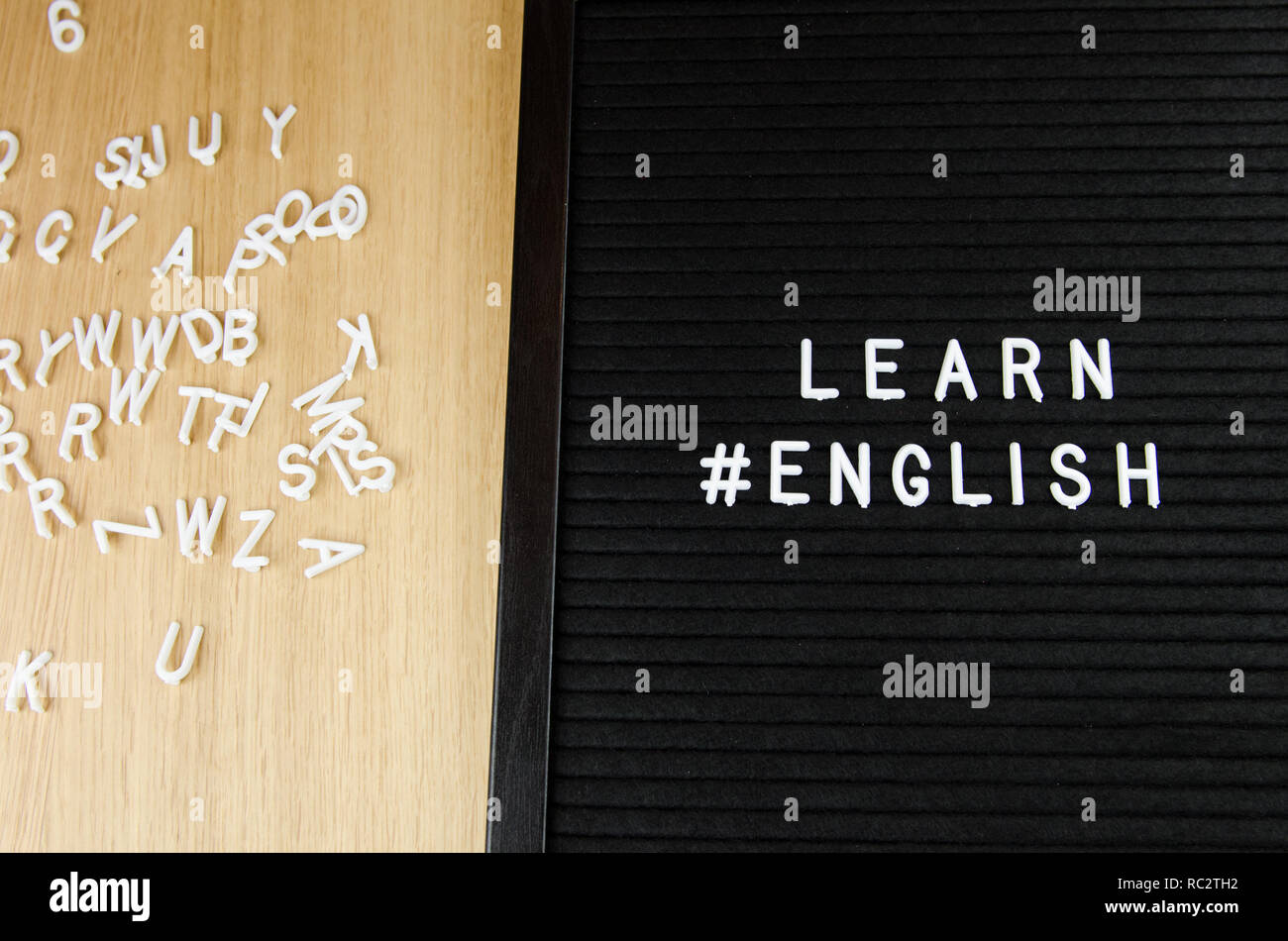 Sprachen Zeichen auf schwarzem Hintergrund Lernen Stockfoto