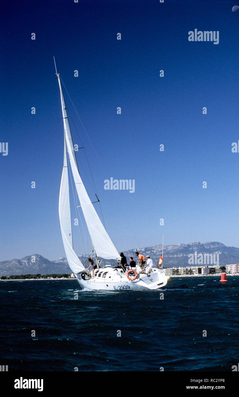 Spanien - Tarragonès (Bezirk) - Katalonien - TARRAGONA. Salou, Costa Dorada, regatas, veleros, náutica, Turismo, ocio Stockfoto