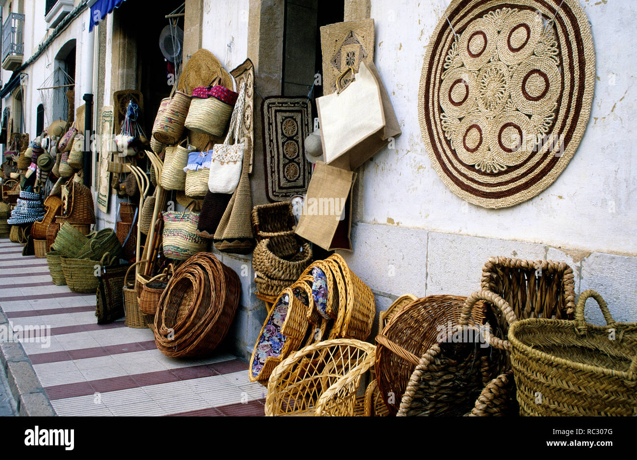 Spanien - Marina Baixa (Kreis) - Autonome Region Valencia - Alicante. Gata de Gorgos, Korb shop Stockfoto