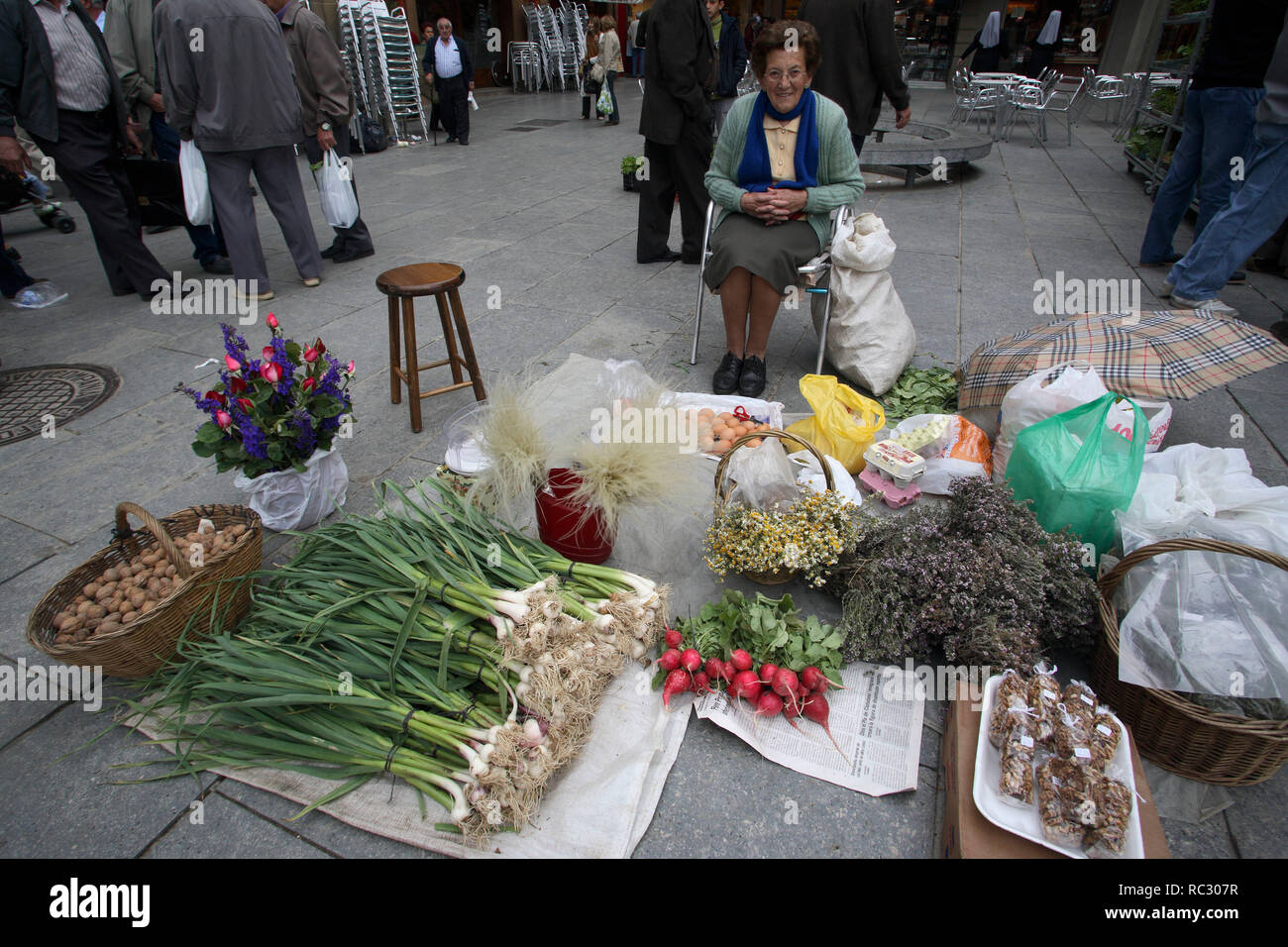 Spanien - Osona (Bezirk) - Katalonien - Barcelona. Vic; Plaza Mayor/Plaça Major; mujer Pequeña productora Con Los productos de su Huerta Stockfoto