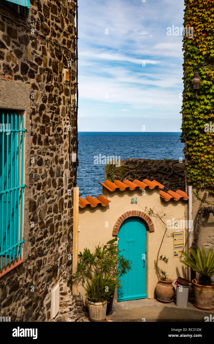 Charakteristisch mediterranen Tür in Collioure, Südfrankreich vor dem Ozean. Stockfoto