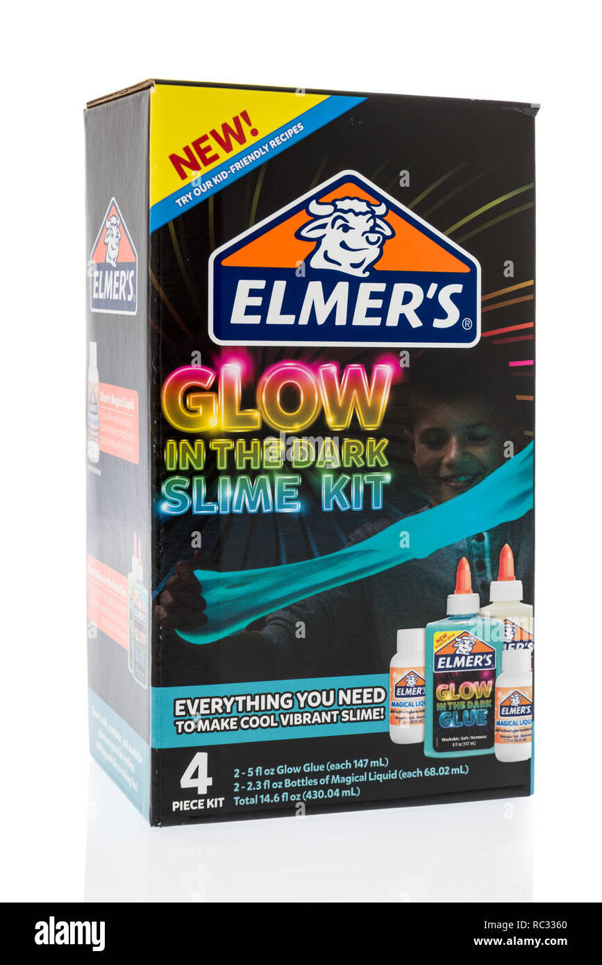 Winneconne, WI - 9. Januar 2019: Ein Paket von Elmers glow in the dark Schleim Kit auf einem isolierten Hintergrund. Stockfoto