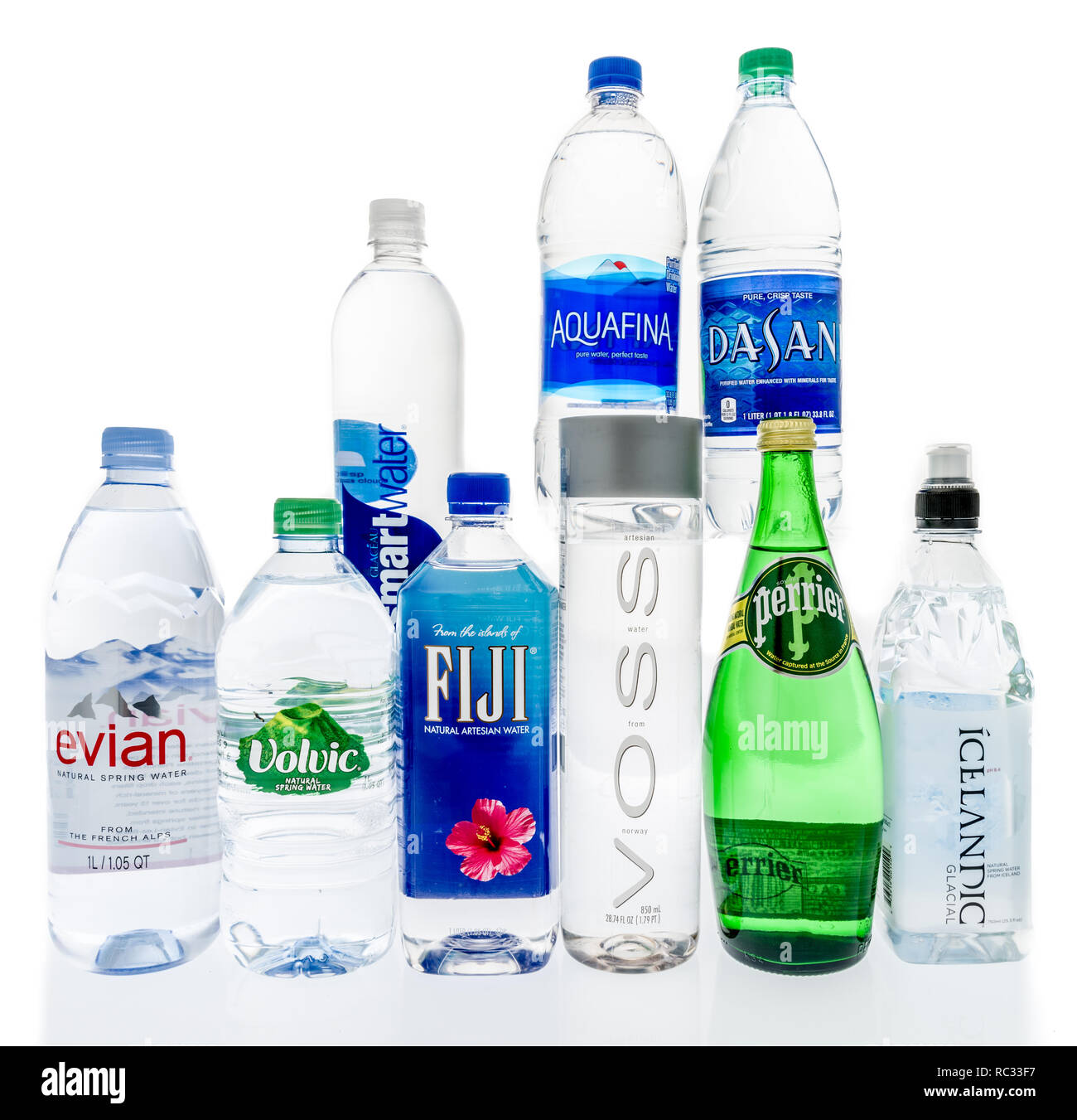 Winneconne, WI - 10 Januar 2019: eine Sammlung von Welten die meisten populären Wasser einschließlich Evian, Volvic, Fuji, Voss, Perrier, Isländisch, dasani, Aquafina Stockfoto