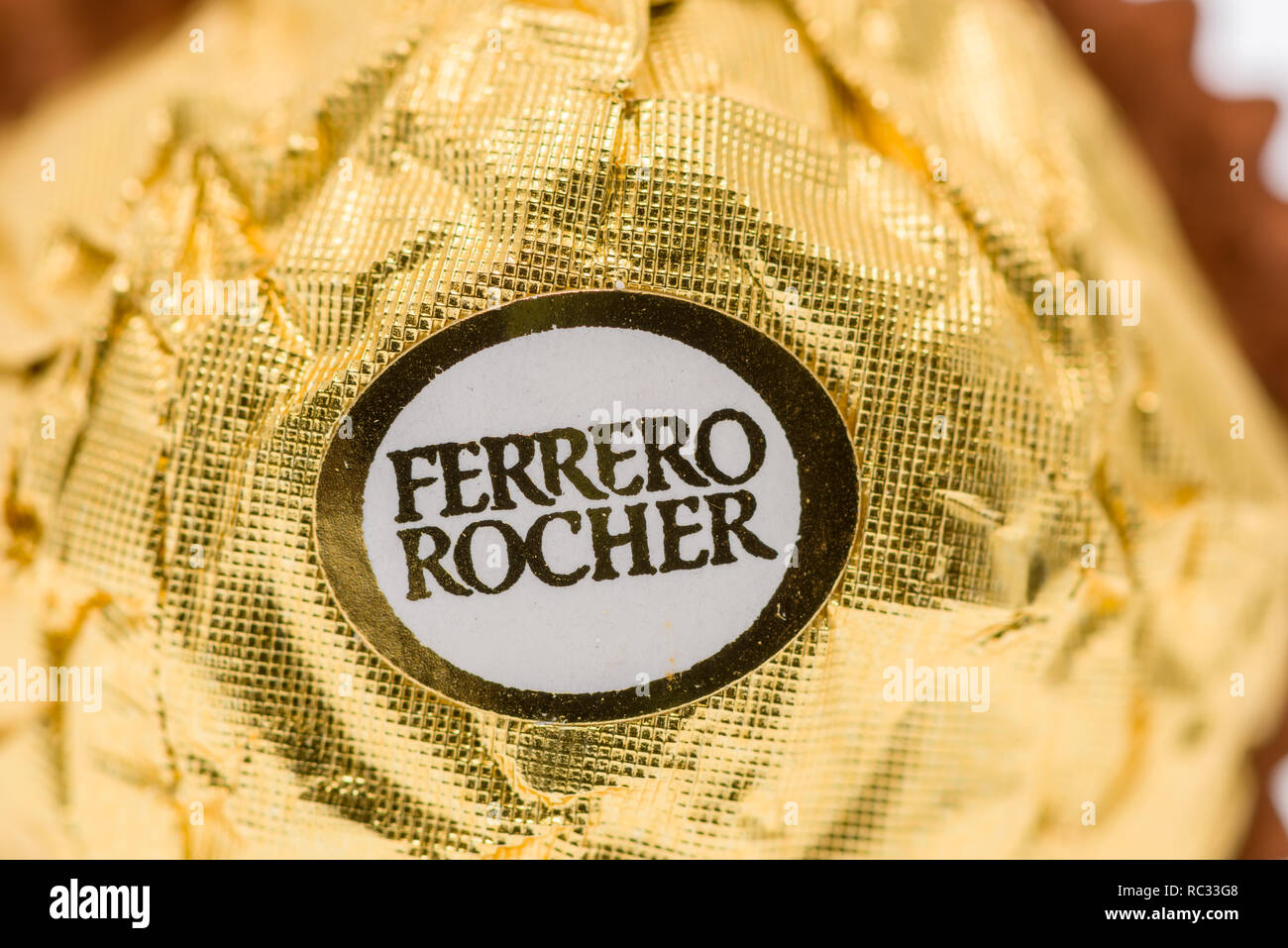 Winneconne, WI - 11 Januar 2019: Schließen Sie herauf Bild von Ferrero Rocher Schokolade Süßigkeiten auf einem isolierten Hintergrund. Stockfoto