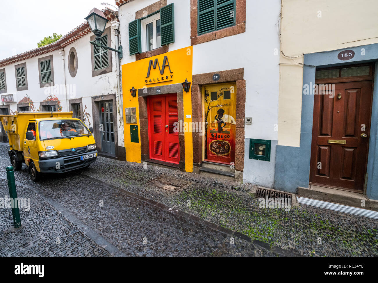 Lackierte Türen entlang der Rue De Santa Maria, Funchal, Madeira Stockfoto