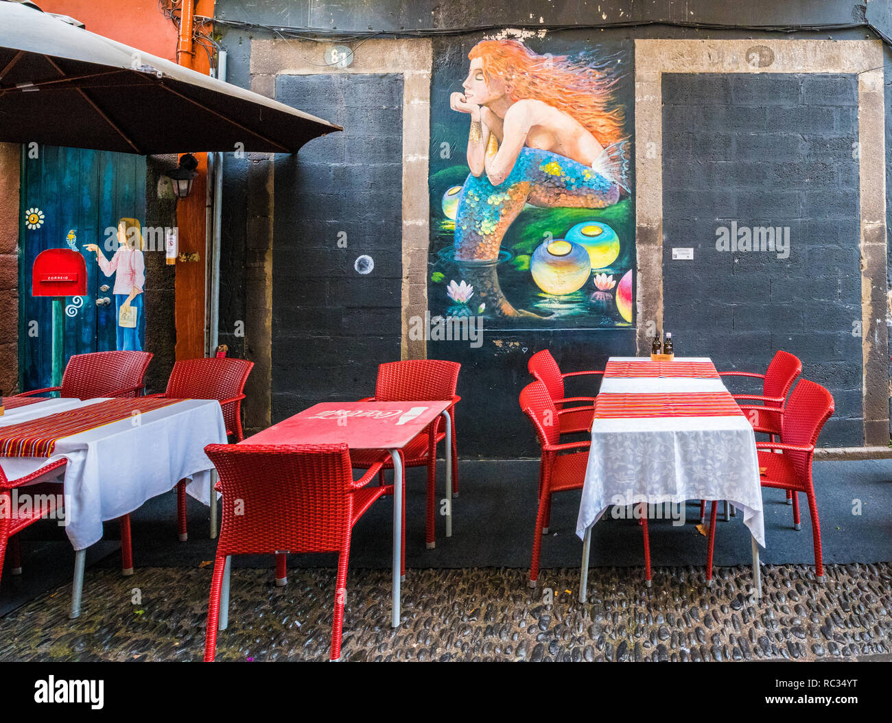 Leere Tische entlang der Rue De Santa Maria, Funchal, Madeira. Stockfoto