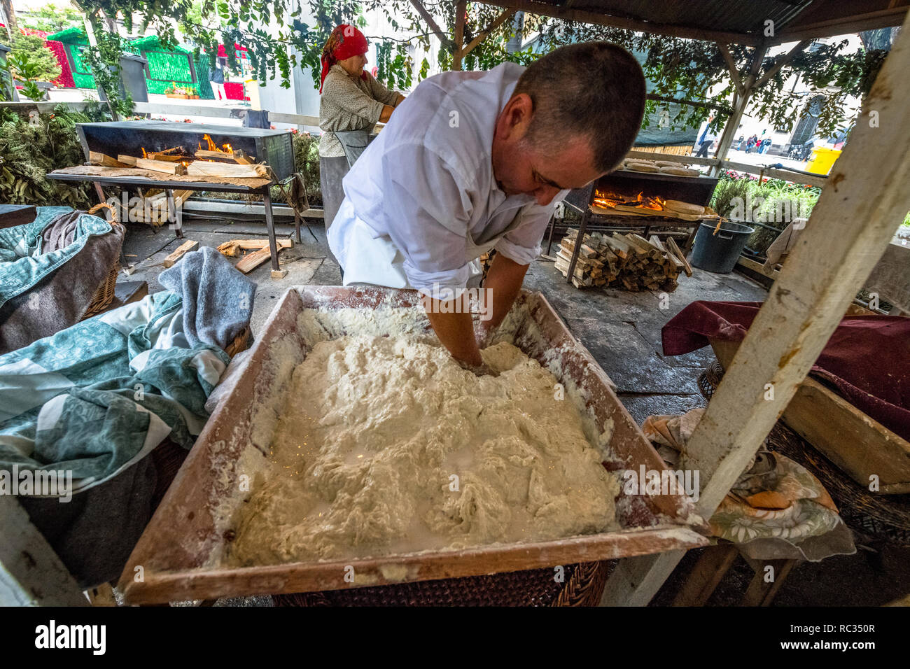 Baker die traditionelle Madeira Brotbacken, bolo do San Francisco. Stockfoto