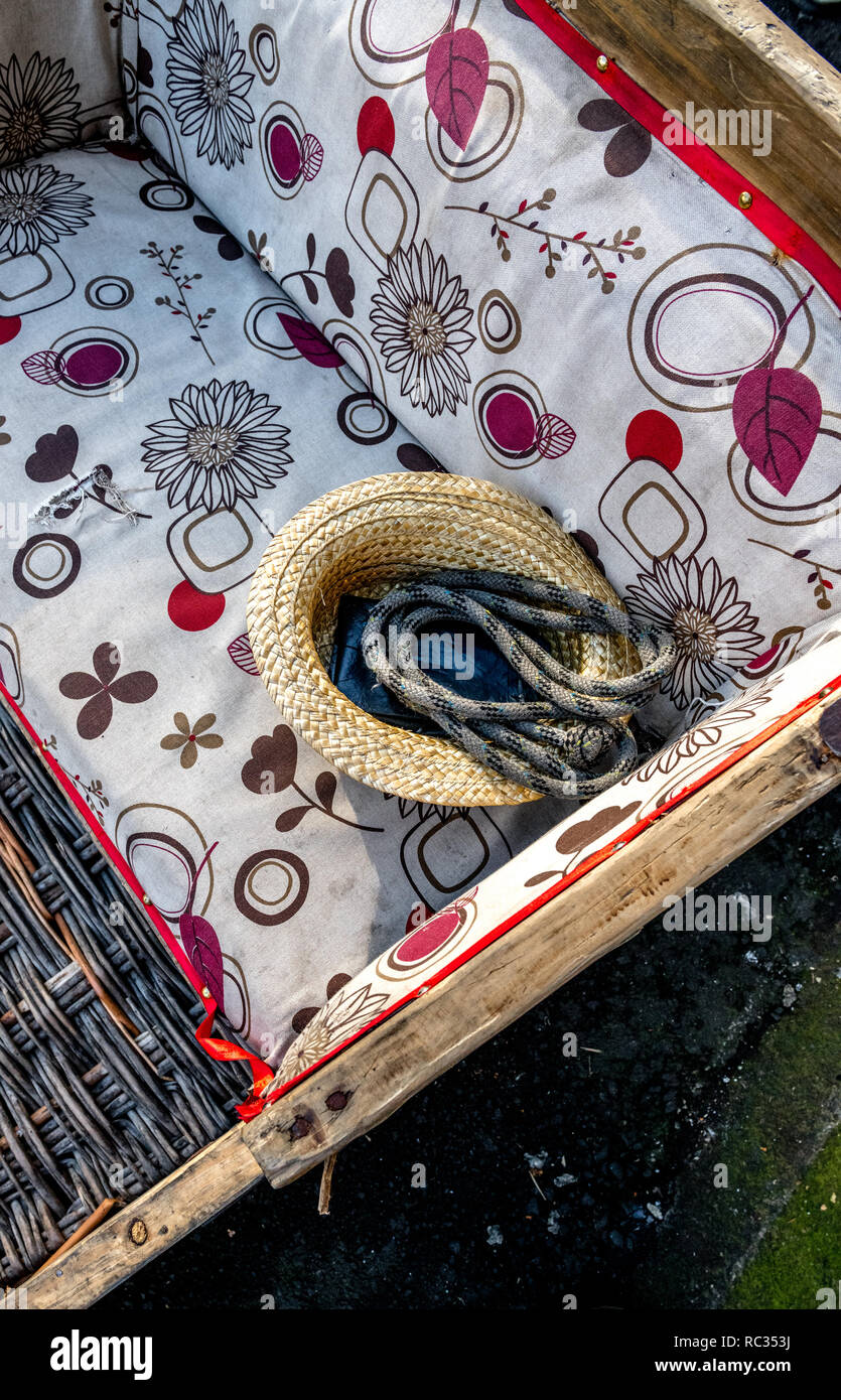 Die traditionelle Weidenkorb Rodelbahn verwendet Touristische von Monte Rodelbahn auf Madeira zu tragen. Stockfoto