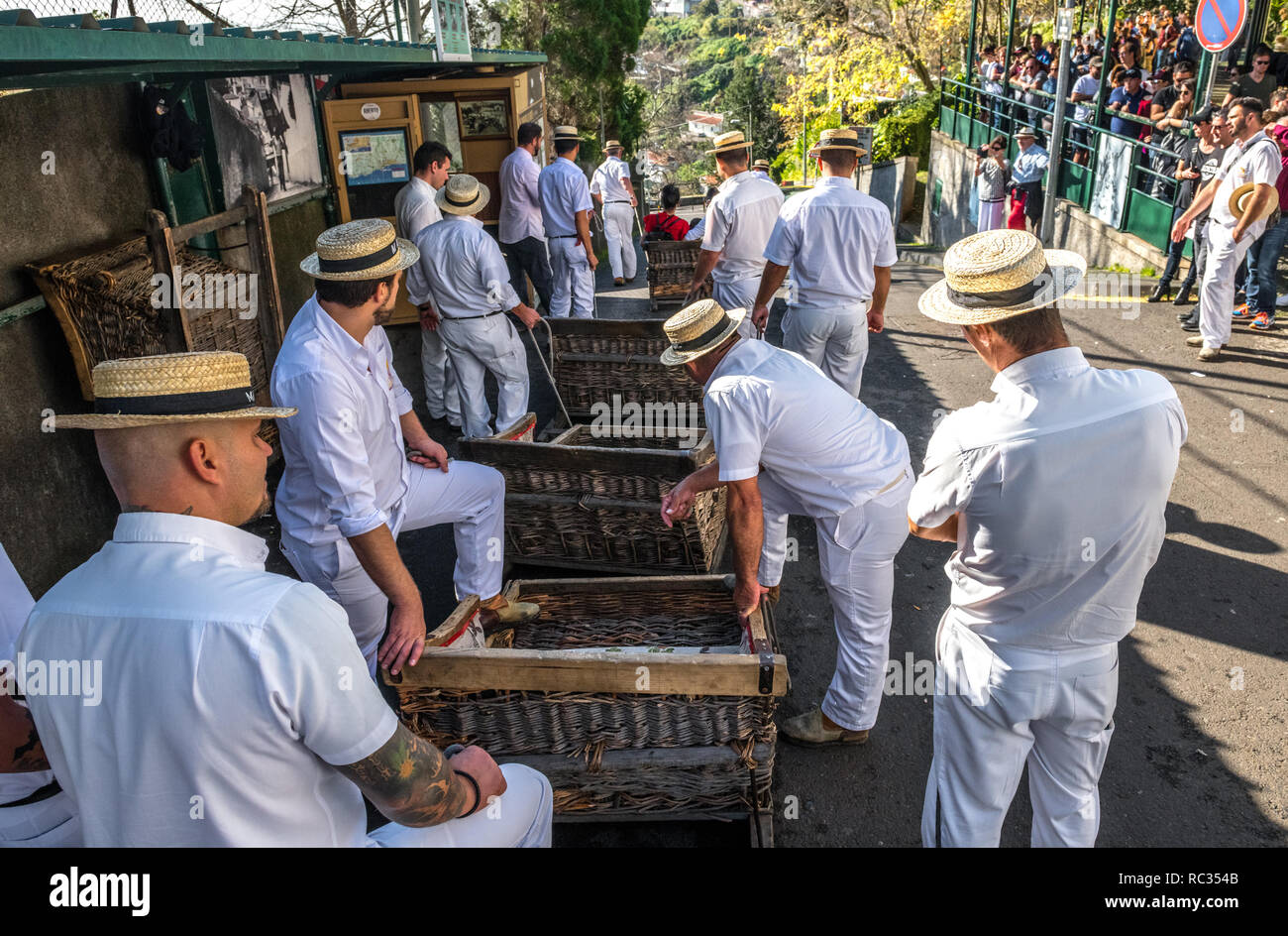 Die traditionelle Weidenkorb Rodelbahn verwendet Touristische von Monte Rodelbahn auf Madeira zu tragen. Stockfoto