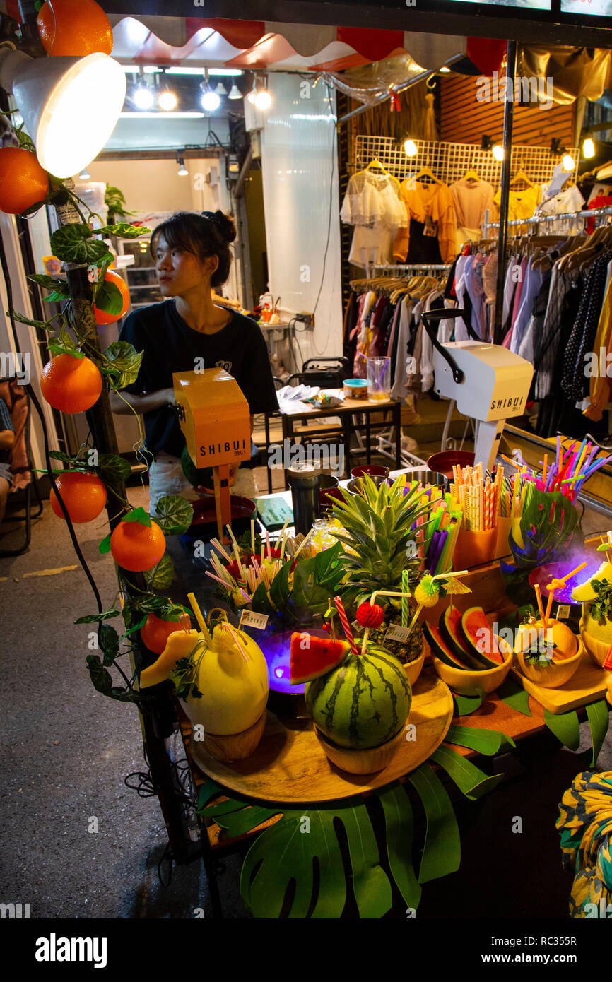 Chatuchak Markt verkauft, viele verschiedene Arten von Waren, einschließlich Pflanzen, Antiquitäten, Unterhaltungselektronik, Kosmetik, Haustiere, Nahrung und Getränke, frische und dr Stockfoto