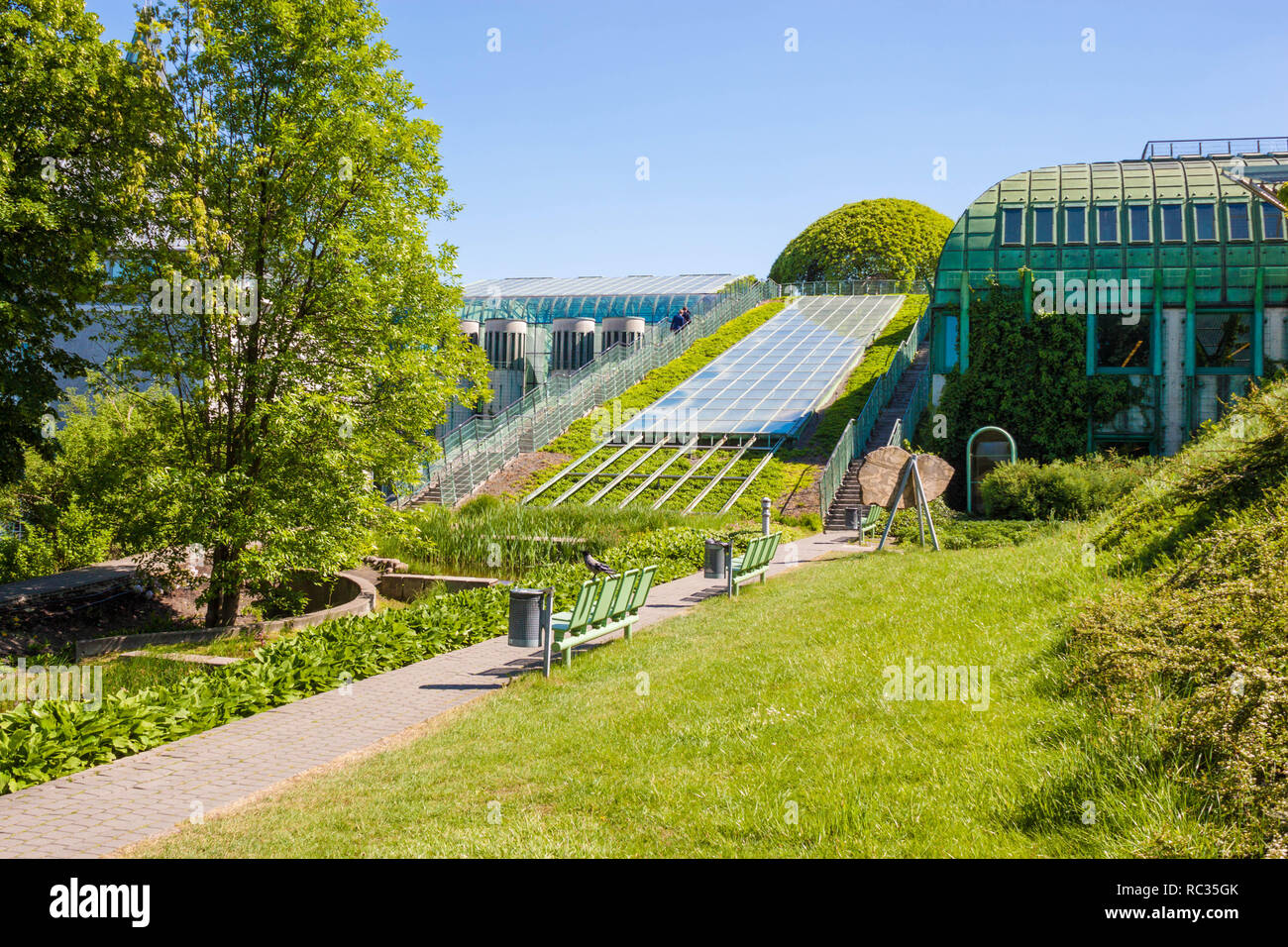 Warschau, Polen - 7. Mai 2018: Schöne Gärten der Universität Warschau Bibliothek. Moderne, umweltfreundliche Architektur und Landschaftsgestaltung. Warschau, Polen Stockfoto