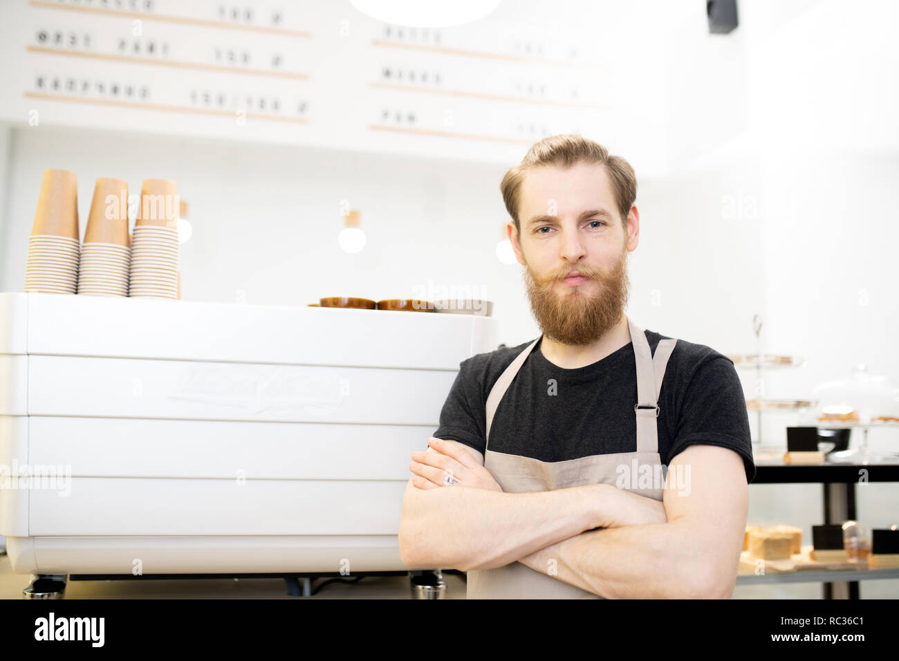 Hipster junge Barista in Coffee Shop Stockfoto