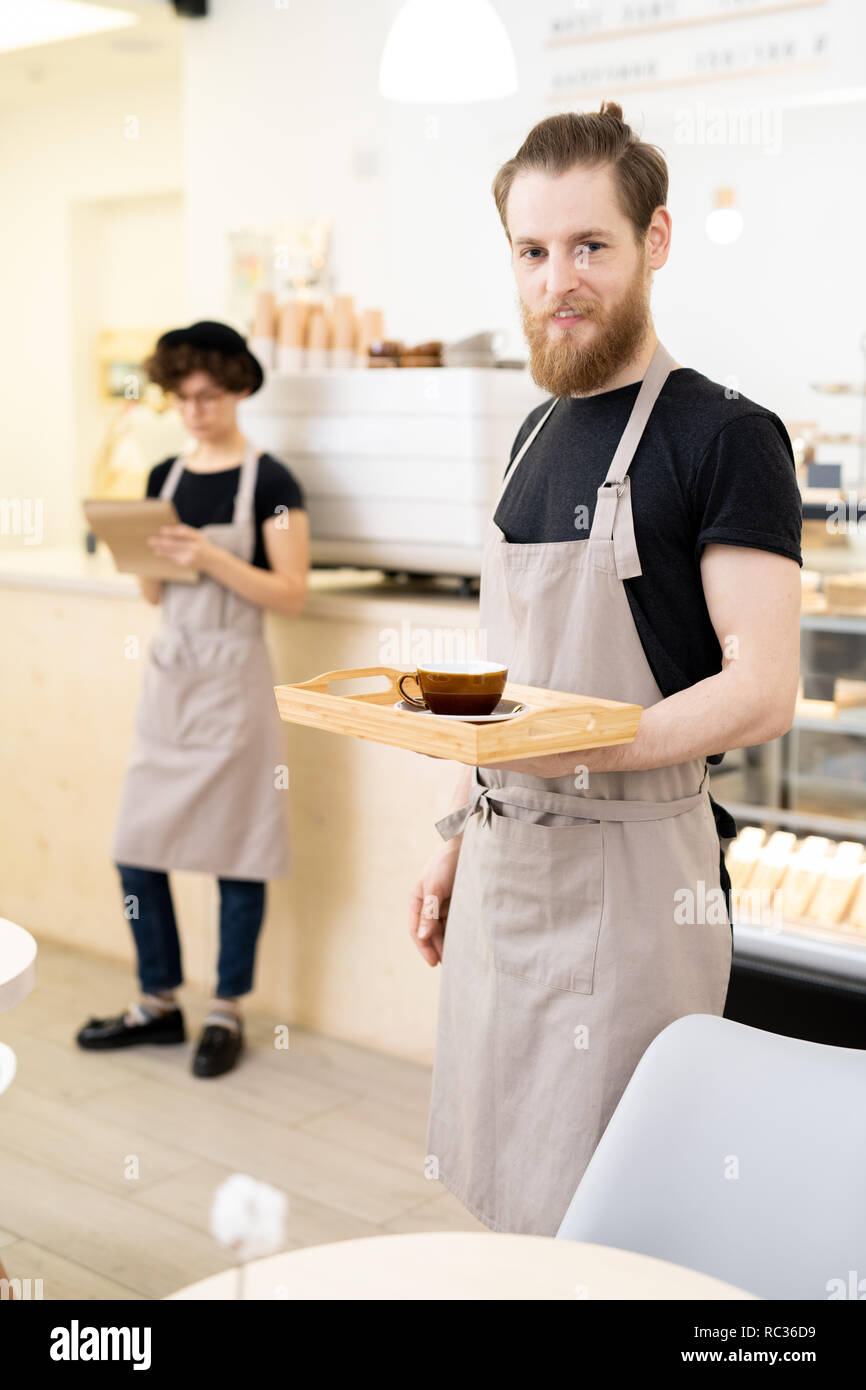 Kellner Coffee House mit Tablett mit Schale Stockfoto