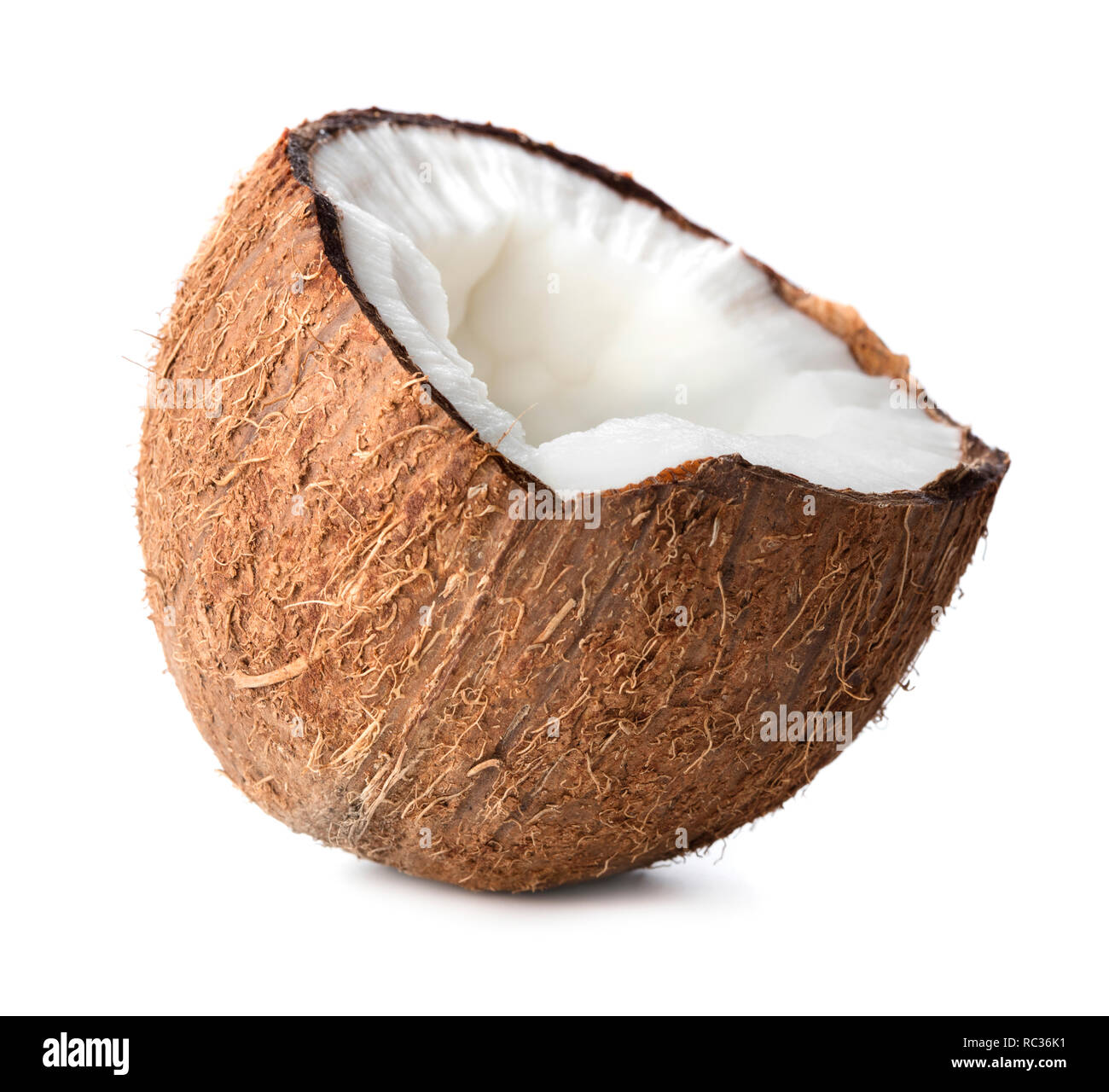 Ein gerissenes die Hälfte der Kokosnuss auf weißem Hintergrund Stockfoto