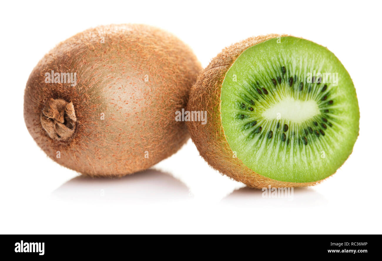 Frisch geschnittene Kiwis auf weißem Hintergrund Stockfoto