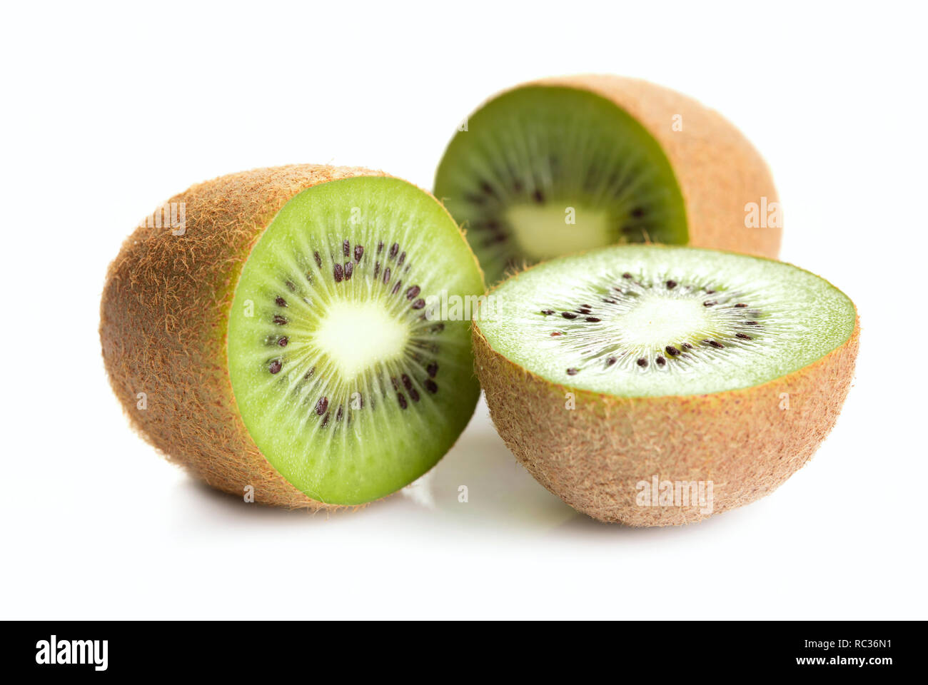Frisch geschnittene Kiwis auf weißem Hintergrund Stockfoto