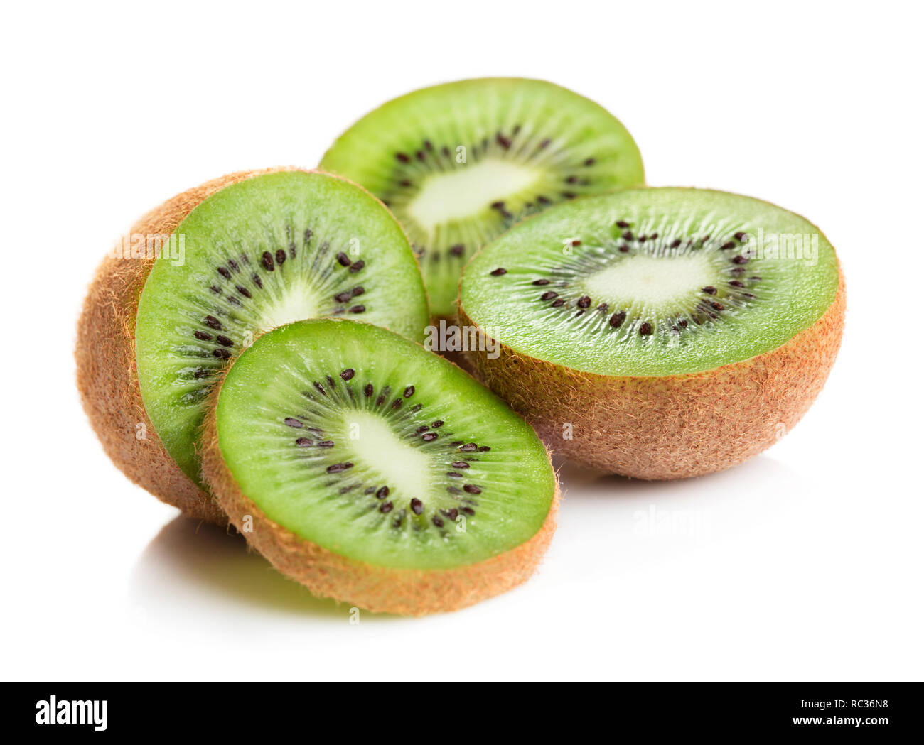 Frisch geschnittene Kiwis auf weißem Hintergrund Stockfoto