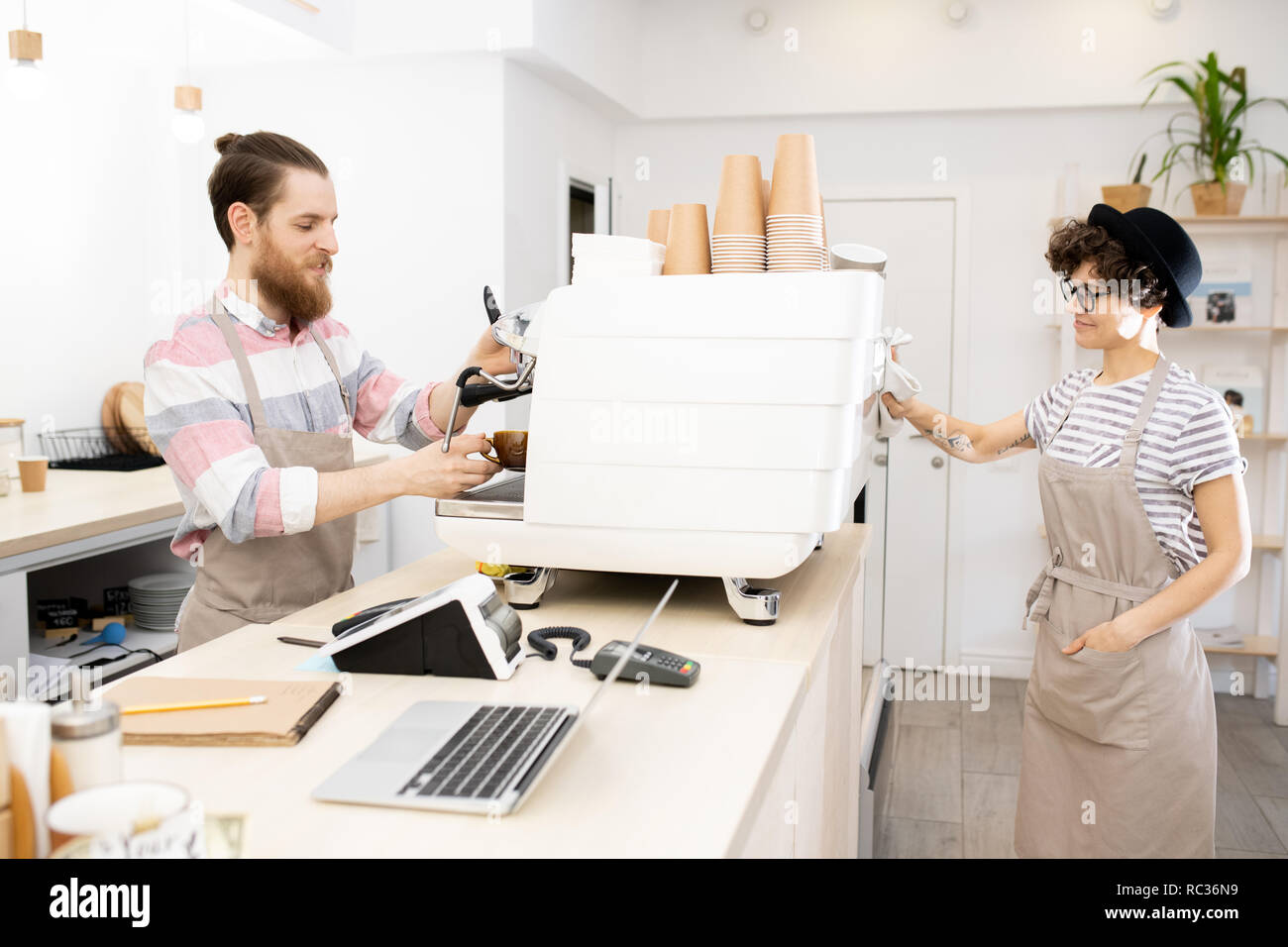 Coffee shop Mitarbeiter bei der Arbeit Stockfoto