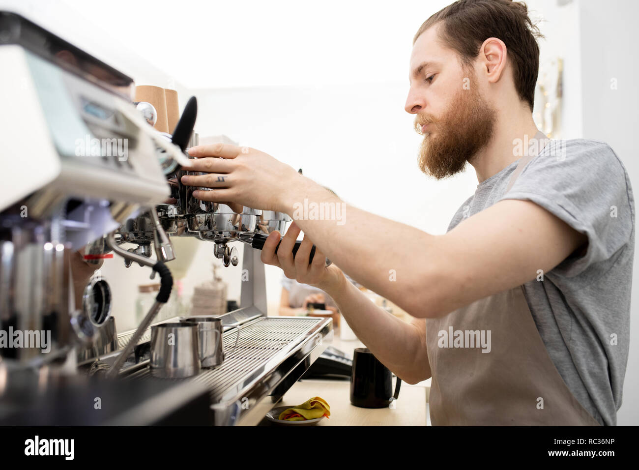 Besetzt barista Espressomaschine für die Arbeit vorbereiten Stockfoto