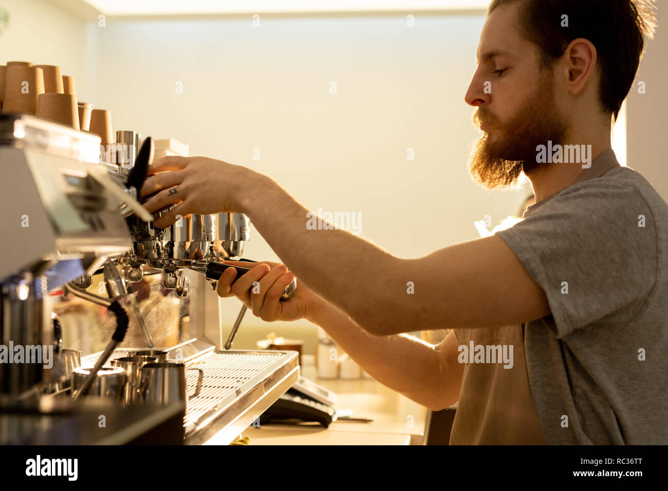 Hipster barista Espresso vorbereiten Stockfoto