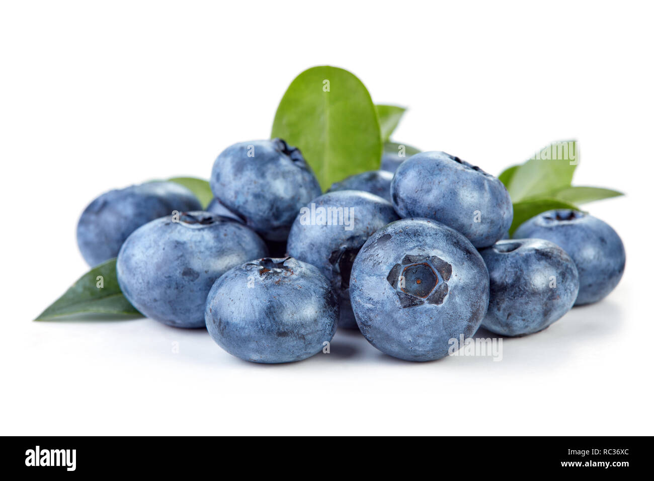 Haufen frischen Reifen organic Blueberry mit Blättern auf weißem Hintergrund Stockfoto