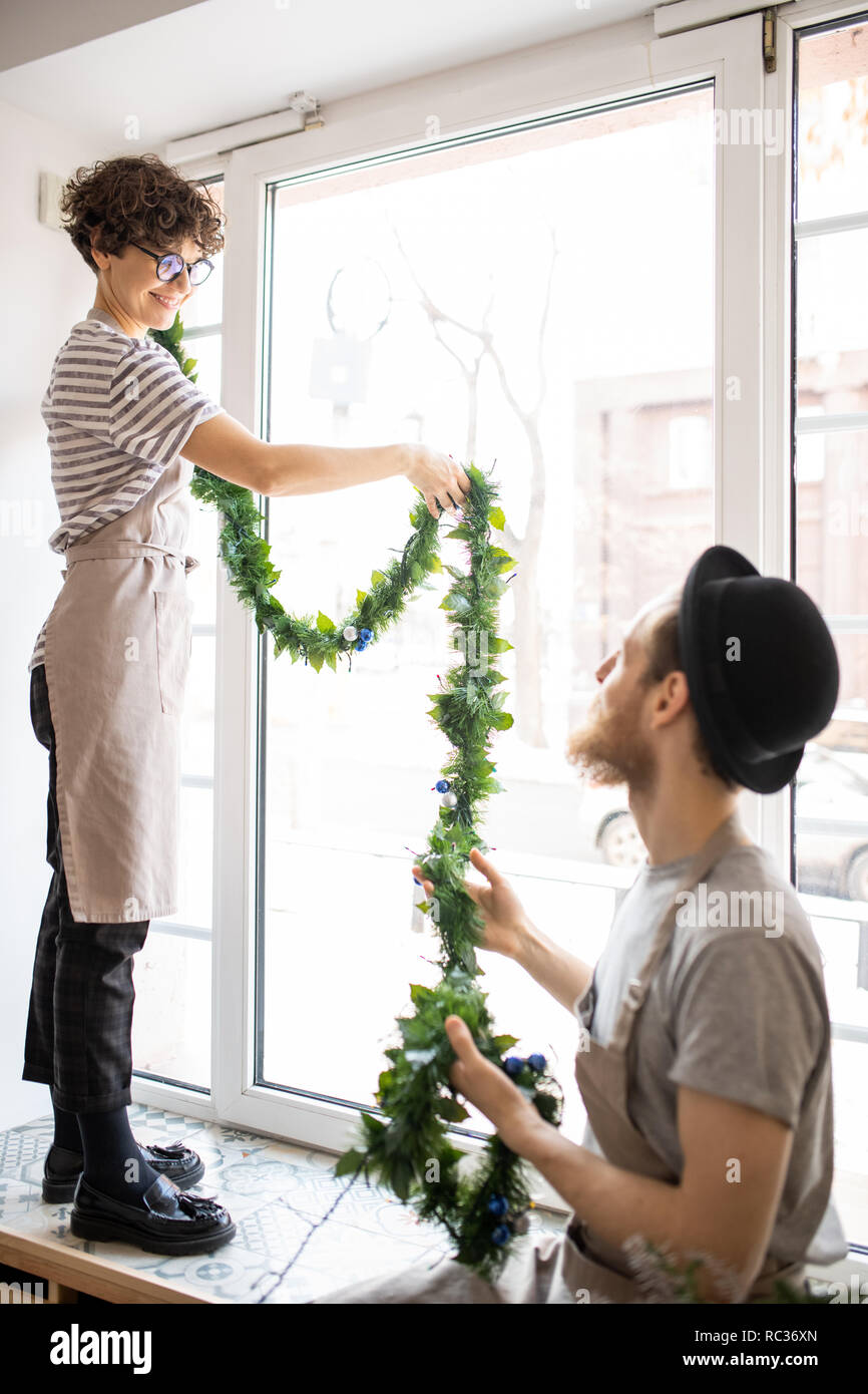 Hängende Girlande auf Fenster in Cafe Stockfoto