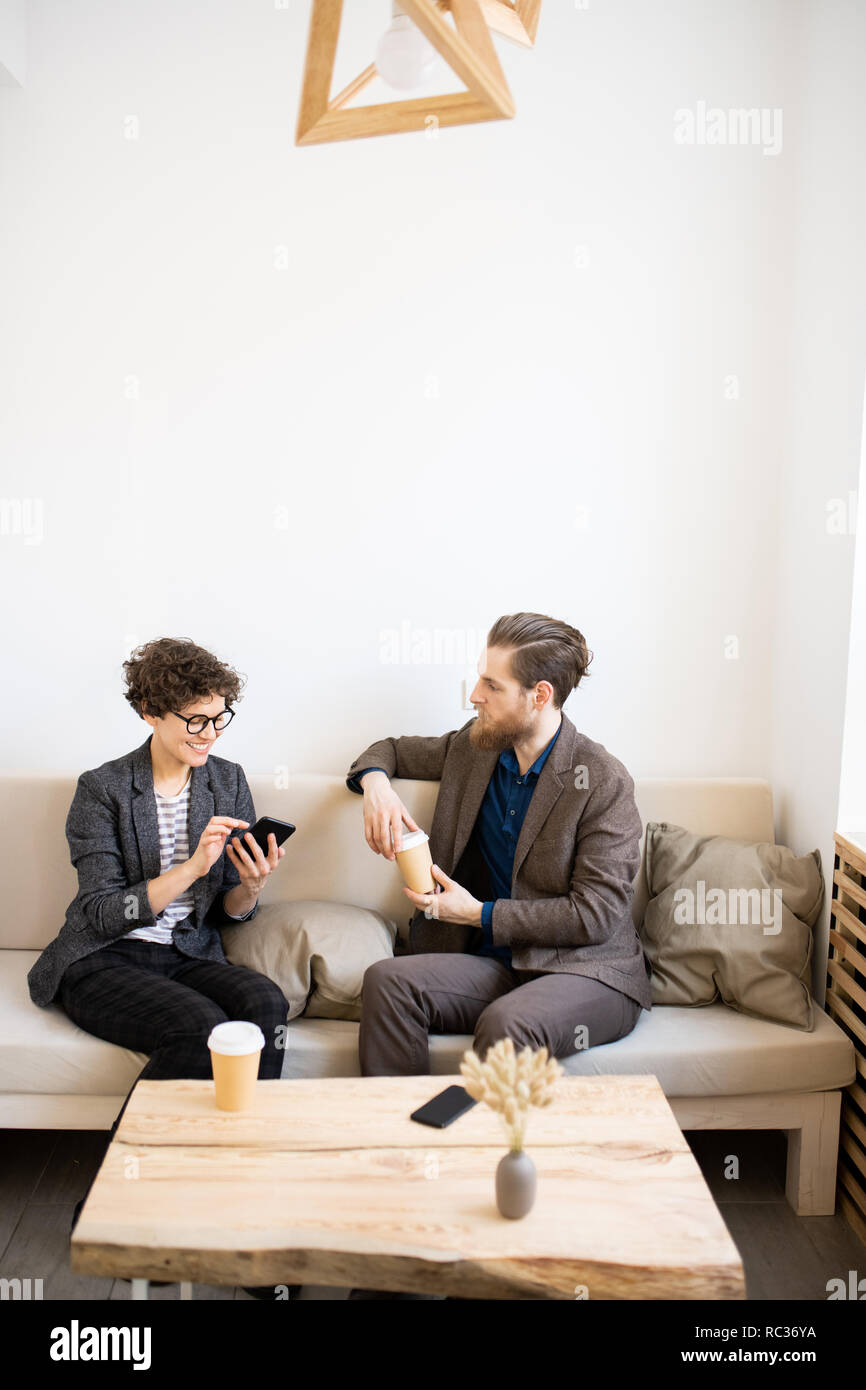 Moderne Unternehmer treffen im Cafe Stockfoto