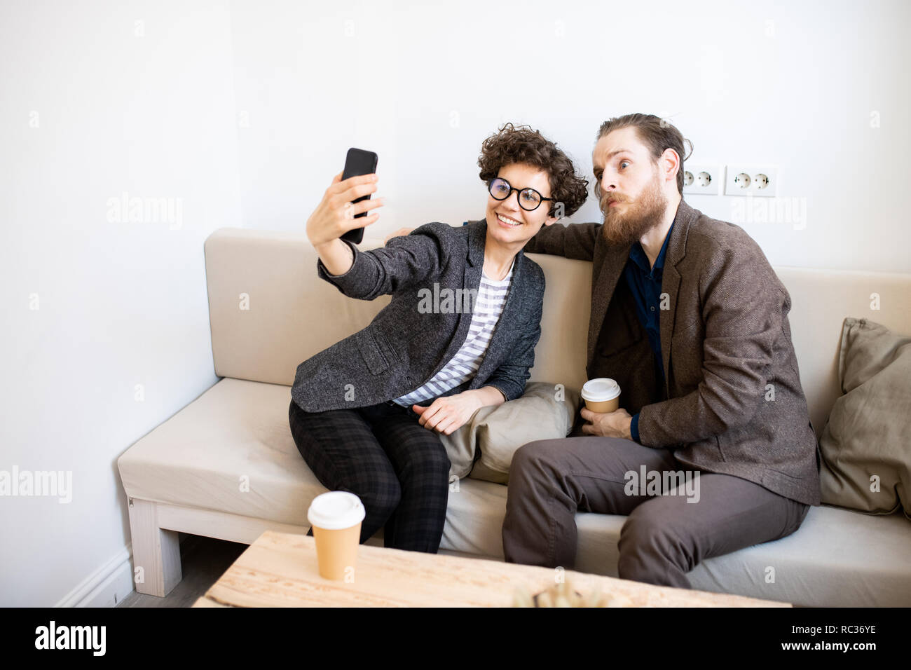 Lady fotografieren mit lustigen Freund Stockfoto