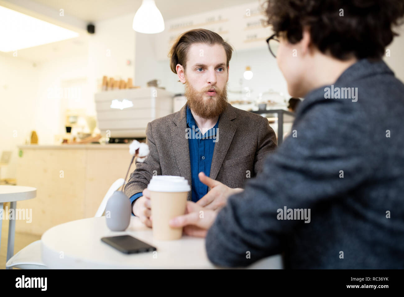 Kollegen sprechen in Coffee Shop Stockfoto