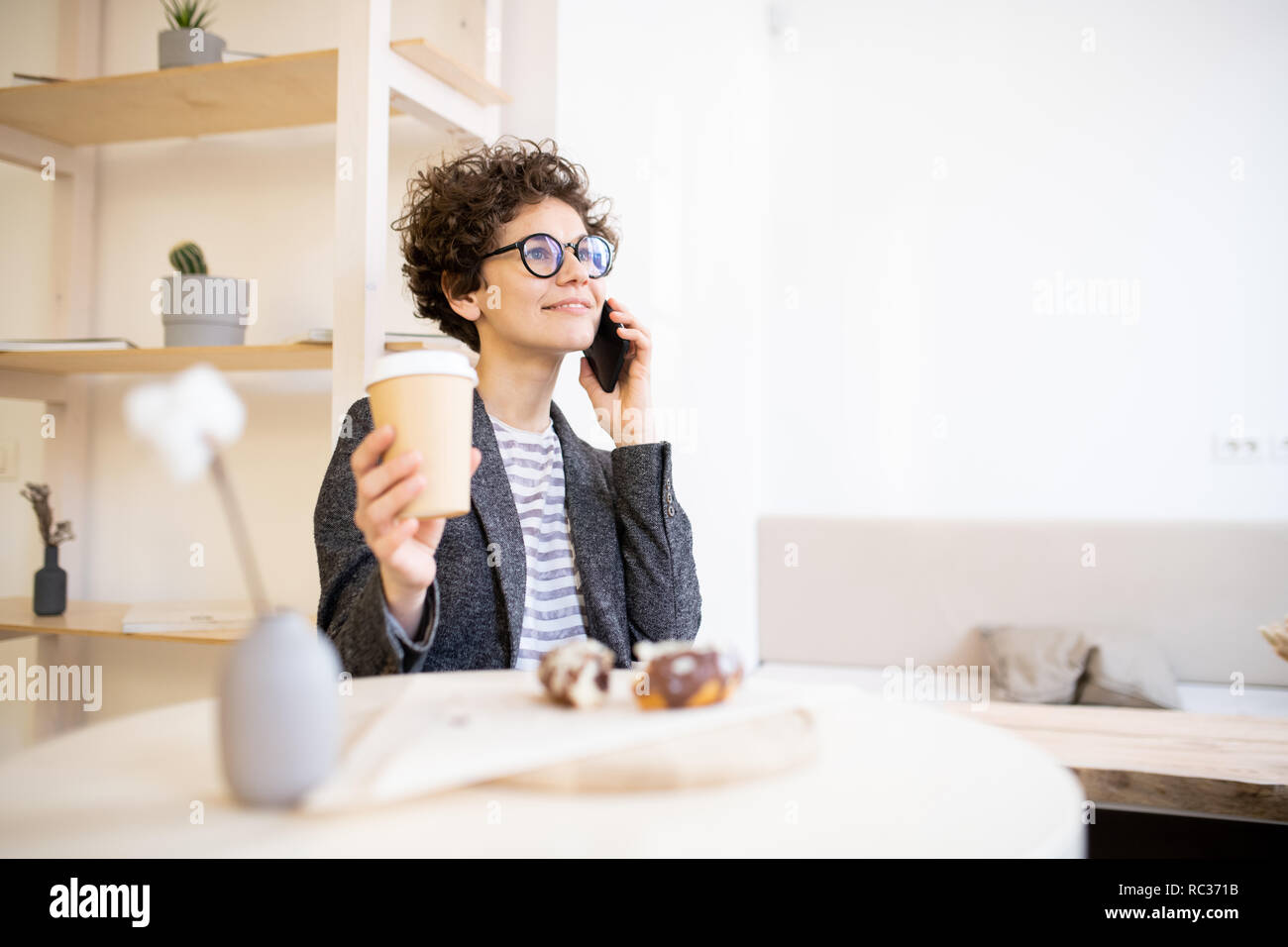 Nachdenklich Dame Anrufen auf Telefon im Cafe Stockfoto