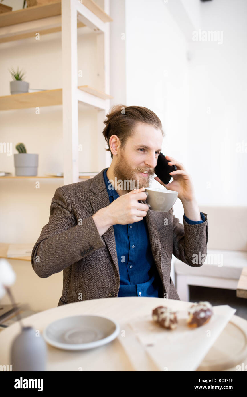 Hipster Geschäftsmann trinken Kaffee im Cafe Stockfoto