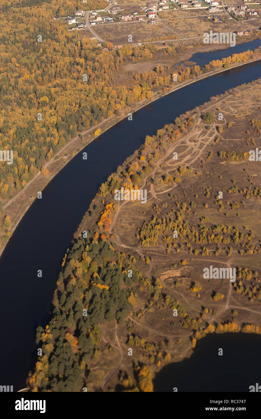 Moskau Kanal nahe dem internationalen Flughafen Scheremetjewo: Herbst Landschaften mit rivebank Stockfoto